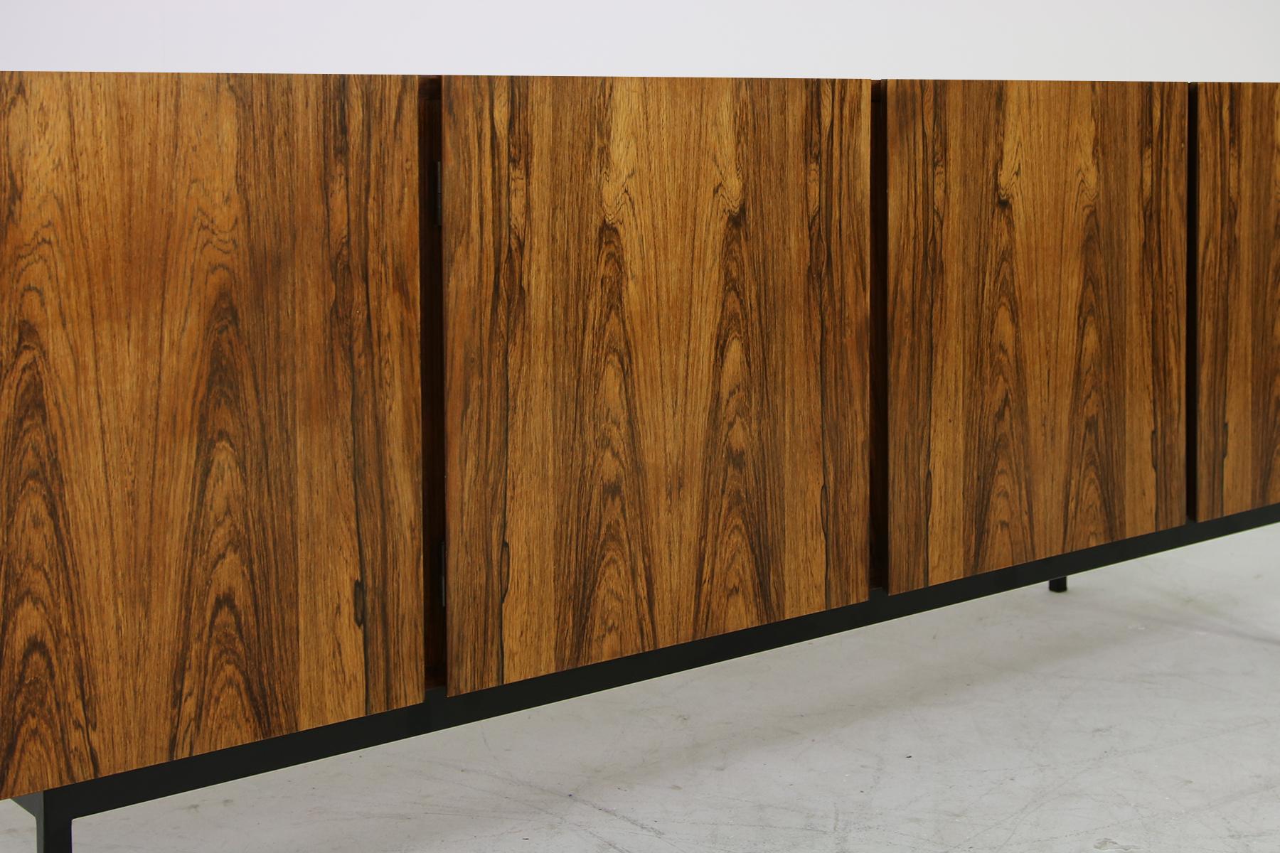 Seltenes minimalistisches Sideboard der 1960er Jahre auf Metallsockel:: Schubladen im Inneren Mid-Century Modern 8