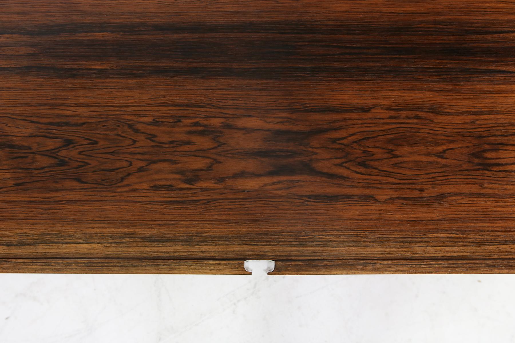 Seltenes minimalistisches Sideboard der 1960er Jahre auf Metallsockel:: Schubladen im Inneren Mid-Century Modern 9