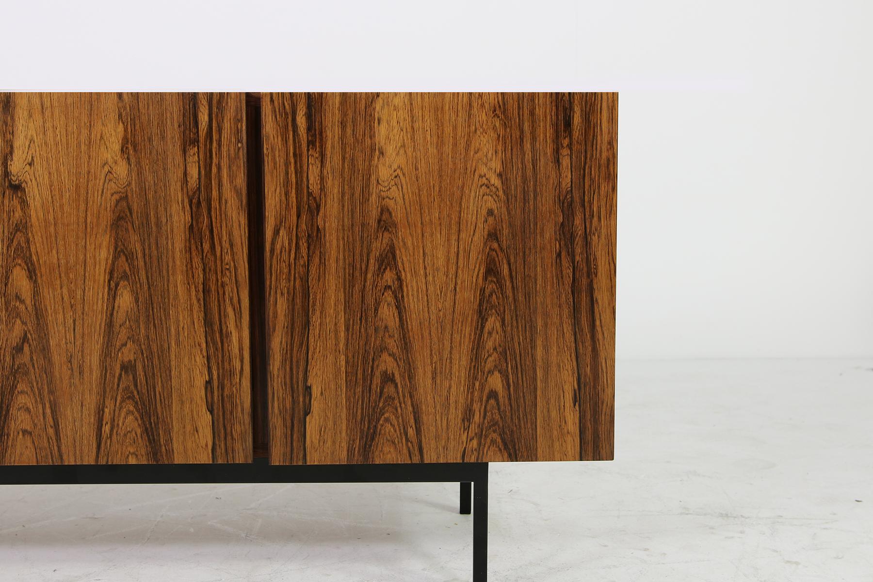 Seltenes minimalistisches Sideboard der 1960er Jahre auf Metallsockel:: Schubladen im Inneren Mid-Century Modern (Moderne der Mitte des Jahrhunderts)