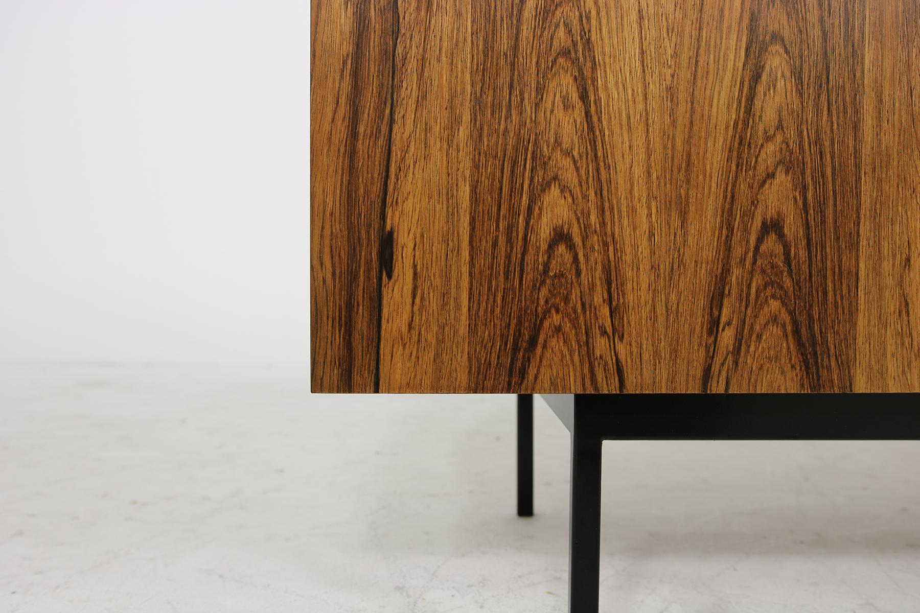 Seltenes minimalistisches Sideboard der 1960er Jahre auf Metallsockel:: Schubladen im Inneren Mid-Century Modern (Deutsch)