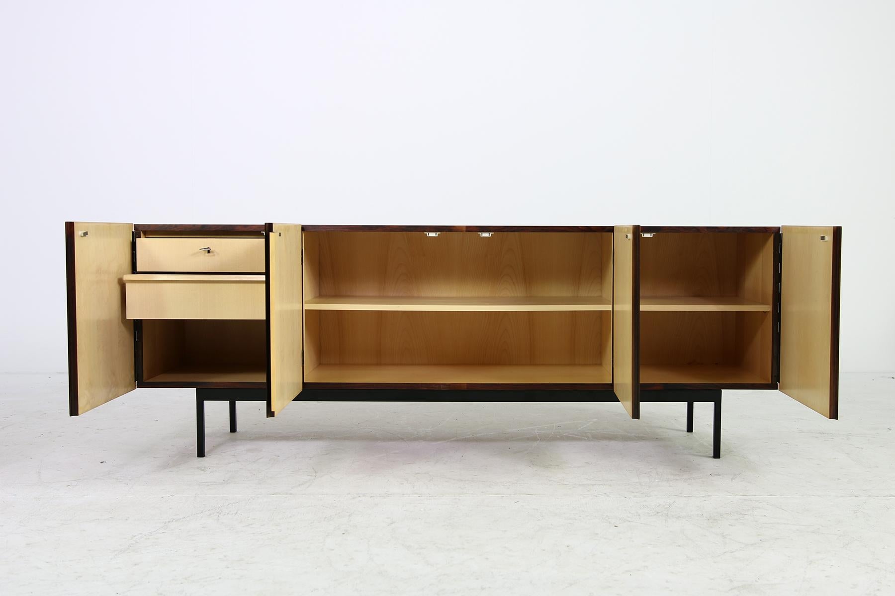 Seltenes minimalistisches Sideboard der 1960er Jahre auf Metallsockel:: Schubladen im Inneren Mid-Century Modern (Mitte des 20. Jahrhunderts)