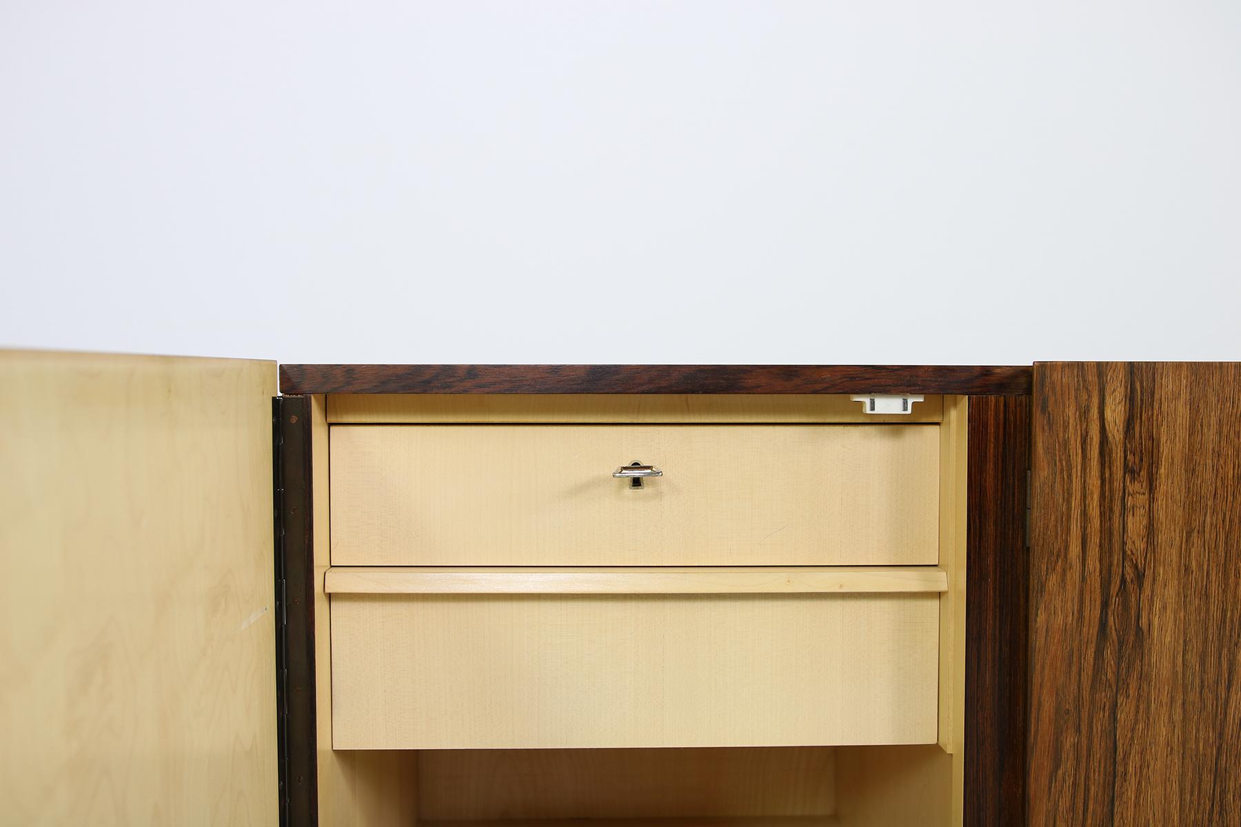 Seltenes minimalistisches Sideboard der 1960er Jahre auf Metallsockel:: Schubladen im Inneren Mid-Century Modern 1