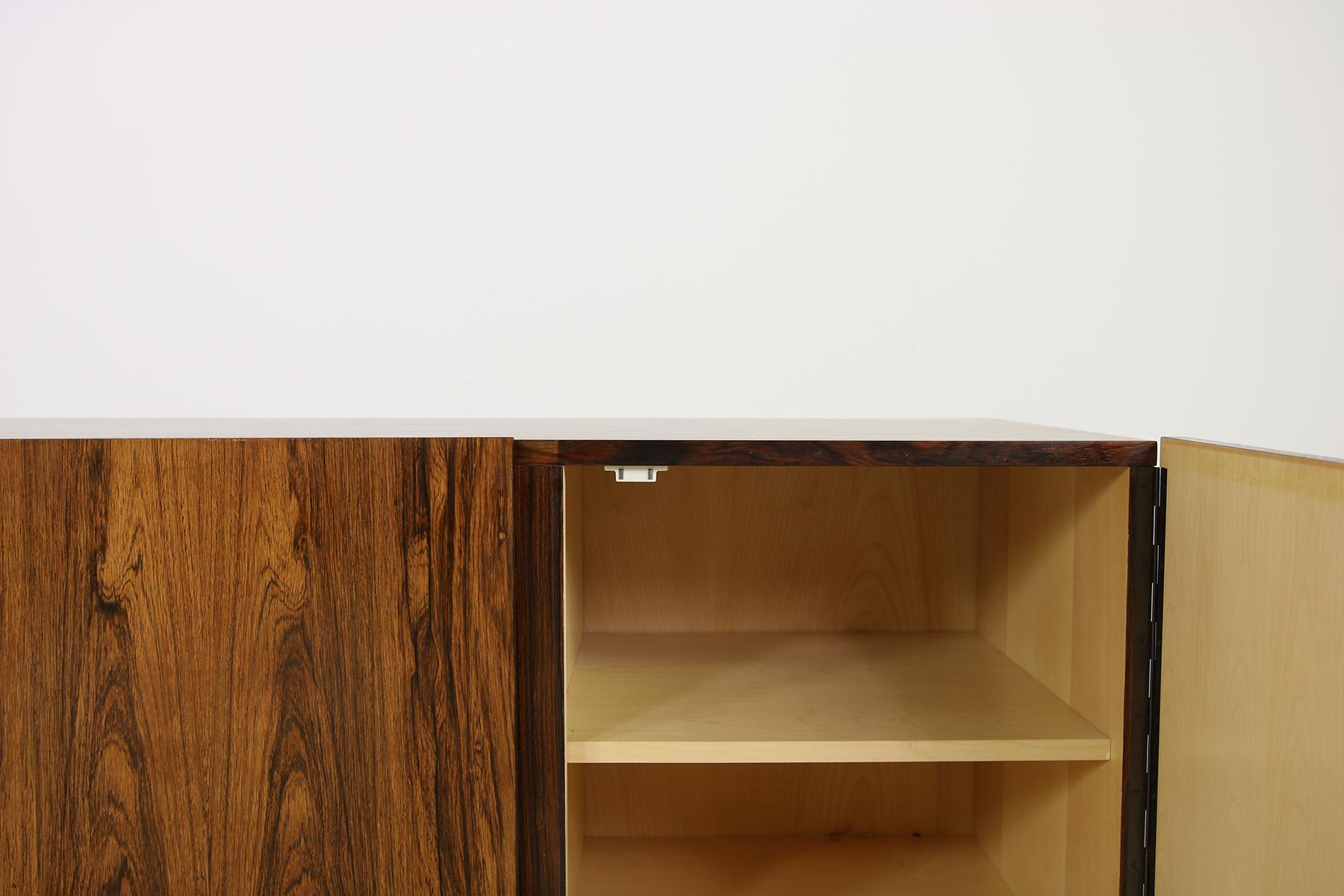 Seltenes minimalistisches Sideboard der 1960er Jahre auf Metallsockel:: Schubladen im Inneren Mid-Century Modern 3