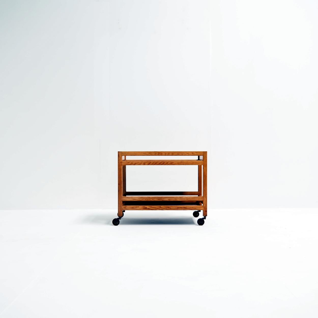 Holzwagen aus massiver Eiche und schwarzem Formica, entworfen von Borge Mogensen für Frederica Mobelfabrik.

An den Rädern kann man erkennen, dass es sich um eine Ausgabe aus den 1960er Jahren handelt. In schönem Originalzustand mit nur einigen