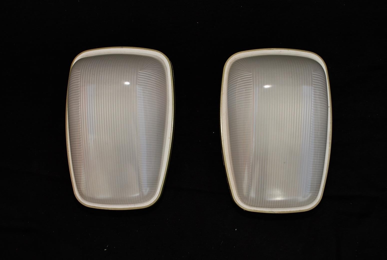 These 1960s sconces were found in they original boxes, never been used, it is quite rare to found an antique that were never been used.

 