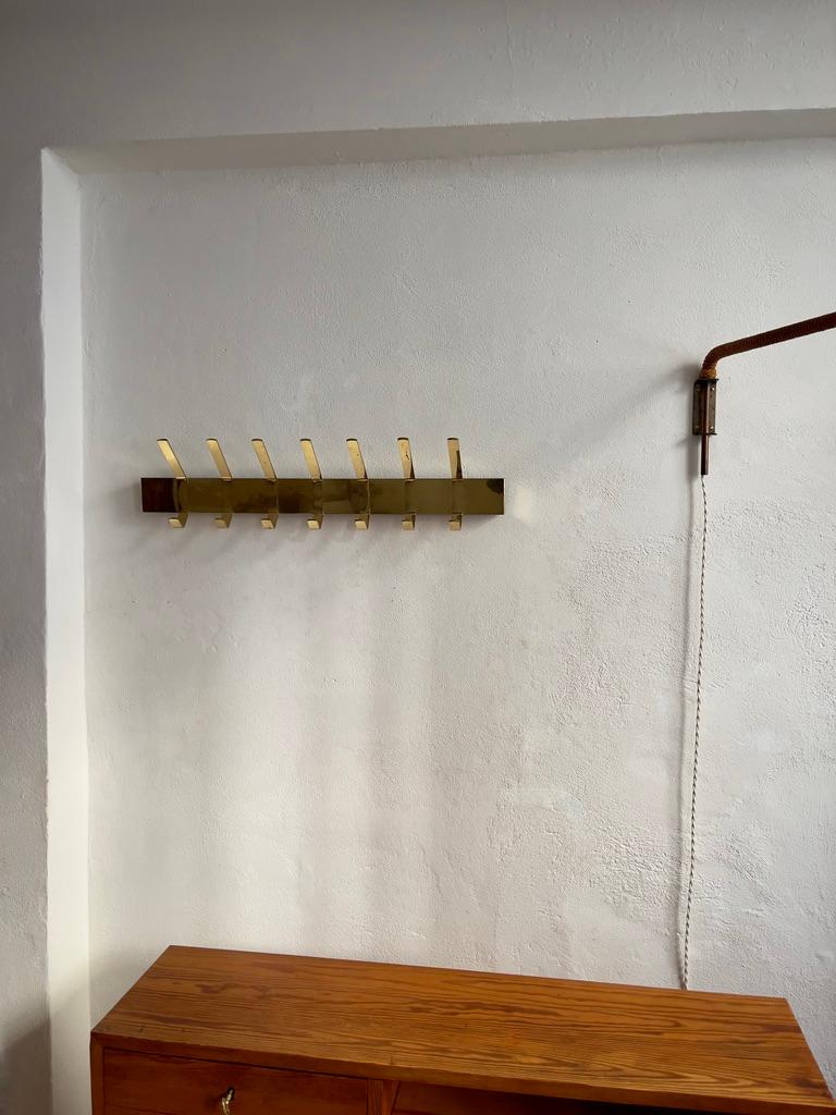 Raro appendiabiti anni '60 dal robusto design finlandese di metà secolo in ottone patinato. in vendita 4