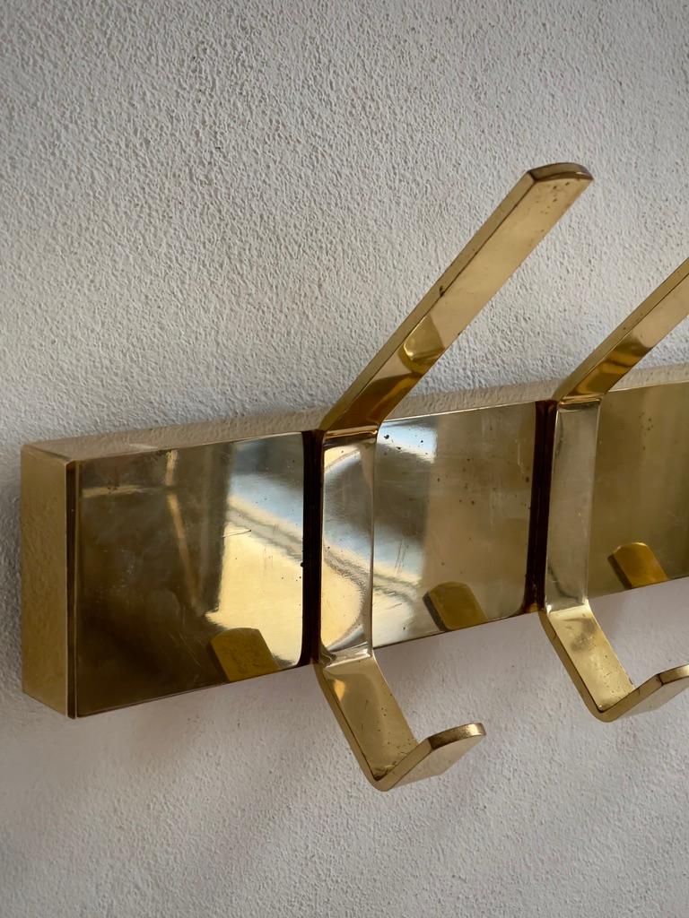 Raro appendiabiti anni '60 dal robusto design finlandese di metà secolo in ottone patinato. in vendita 5