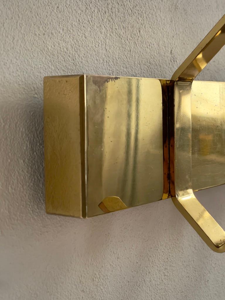 Raro appendiabiti anni '60 dal robusto design finlandese di metà secolo in ottone patinato. in vendita 6