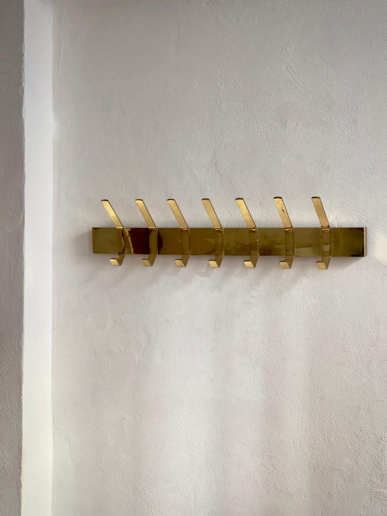 Questo raro appendiabiti finlandese della metà del secolo scorso, realizzato in robusto ottone patinato, esemplifica la raffinata funzionalità e l'eleganza senza tempo caratteristiche del design scandinavo. Facendo eco alla sensibilità stilistica di