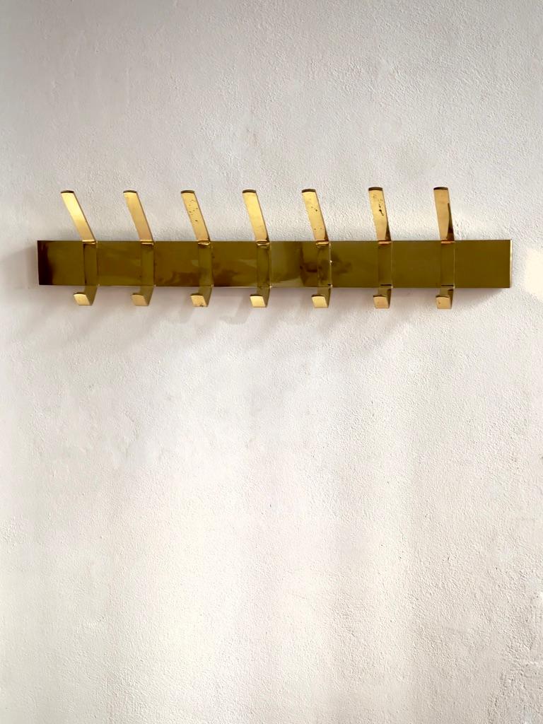 Scandinavo moderno Raro appendiabiti anni '60 dal robusto design finlandese di metà secolo in ottone patinato. in vendita