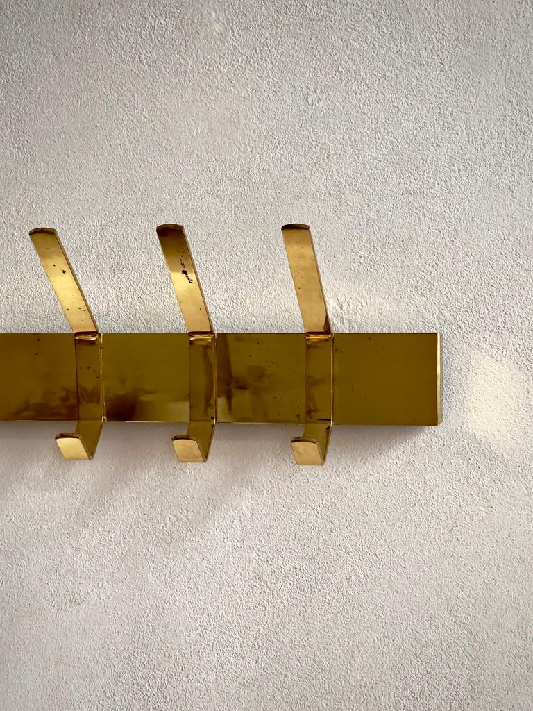 Finlandese Raro appendiabiti anni '60 dal robusto design finlandese di metà secolo in ottone patinato. in vendita