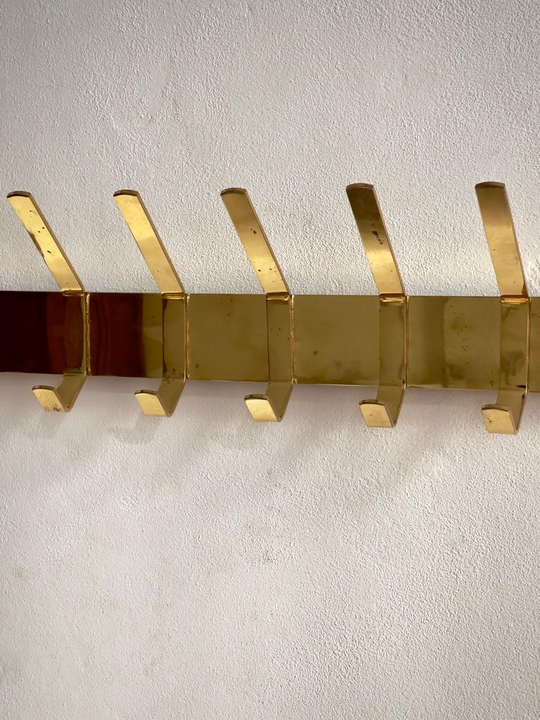 Raro appendiabiti anni '60 dal robusto design finlandese di metà secolo in ottone patinato. In condizioni buone in vendita a København K, 84