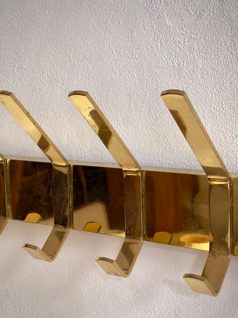 Metà XX secolo Raro appendiabiti anni '60 dal robusto design finlandese di metà secolo in ottone patinato. in vendita