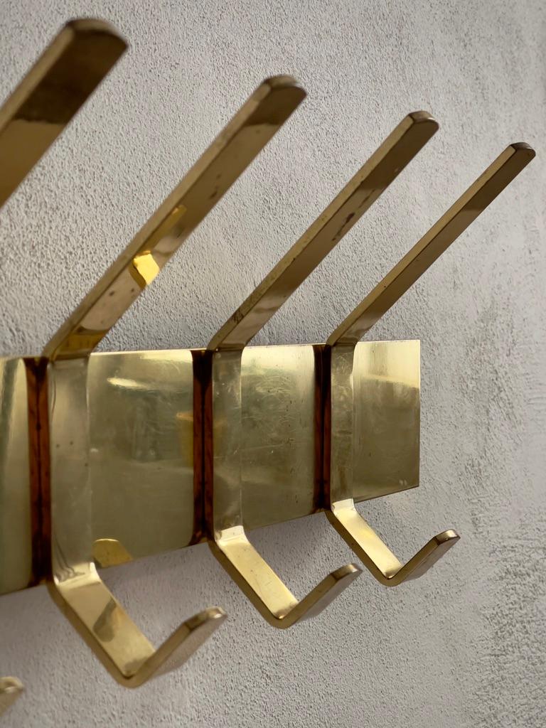 Ottone Raro appendiabiti anni '60 dal robusto design finlandese di metà secolo in ottone patinato. in vendita