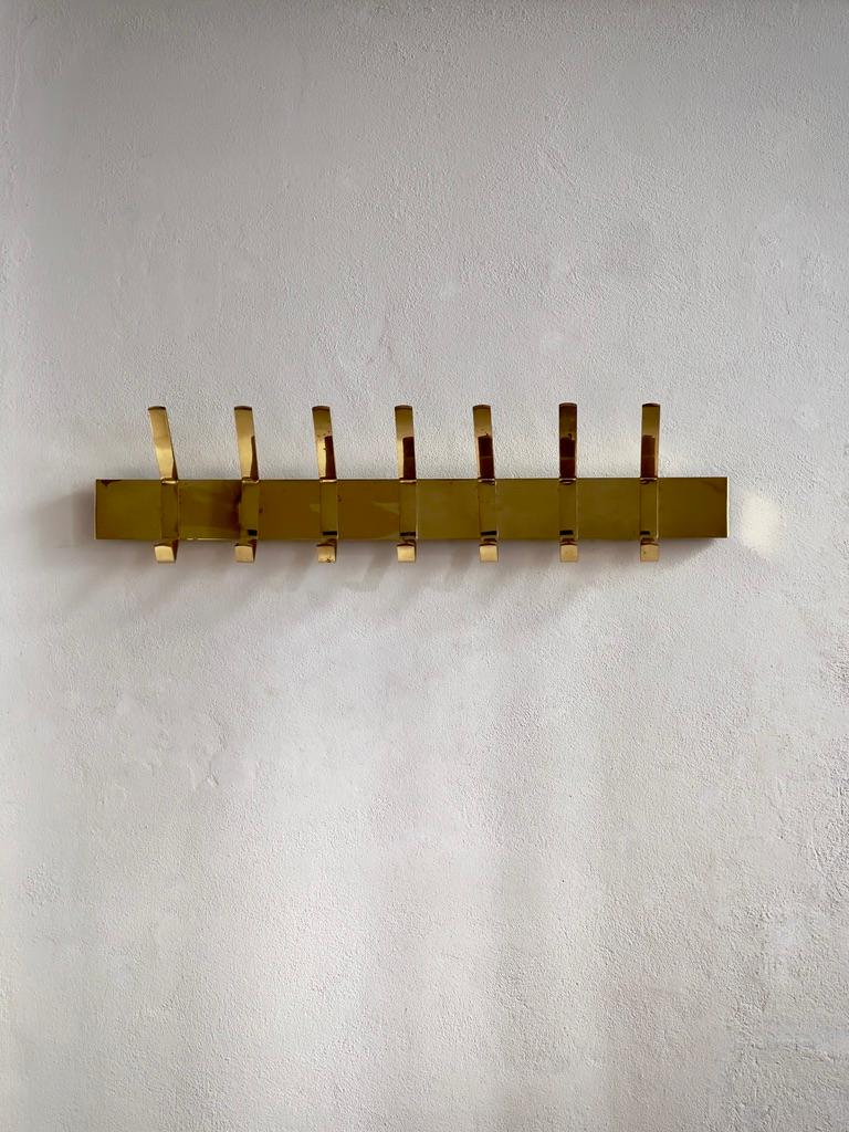 Raro appendiabiti anni '60 dal robusto design finlandese di metà secolo in ottone patinato. in vendita 1