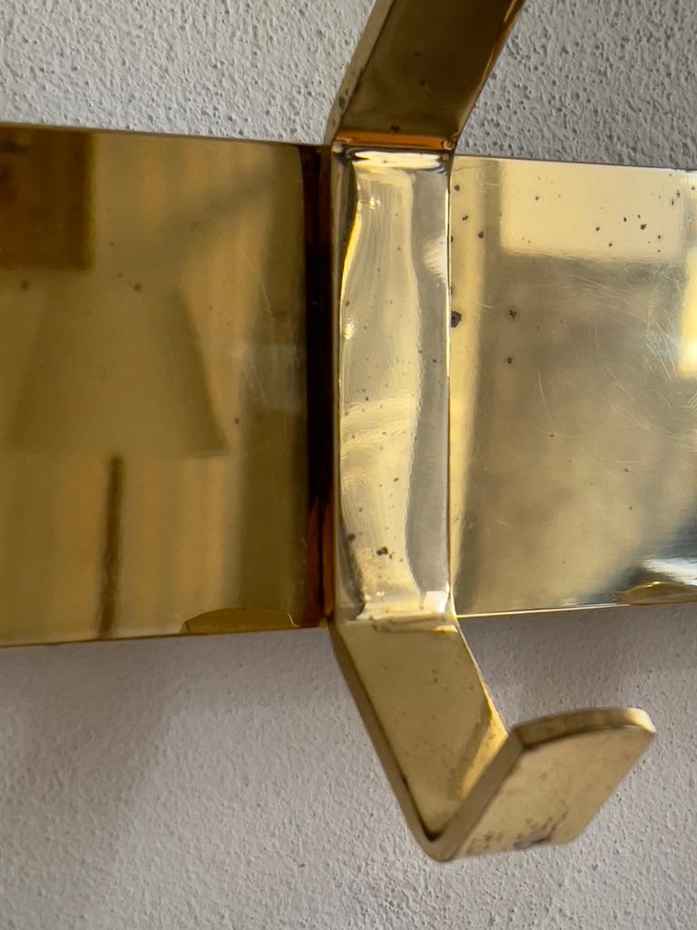 Raro appendiabiti anni '60 dal robusto design finlandese di metà secolo in ottone patinato. in vendita 2
