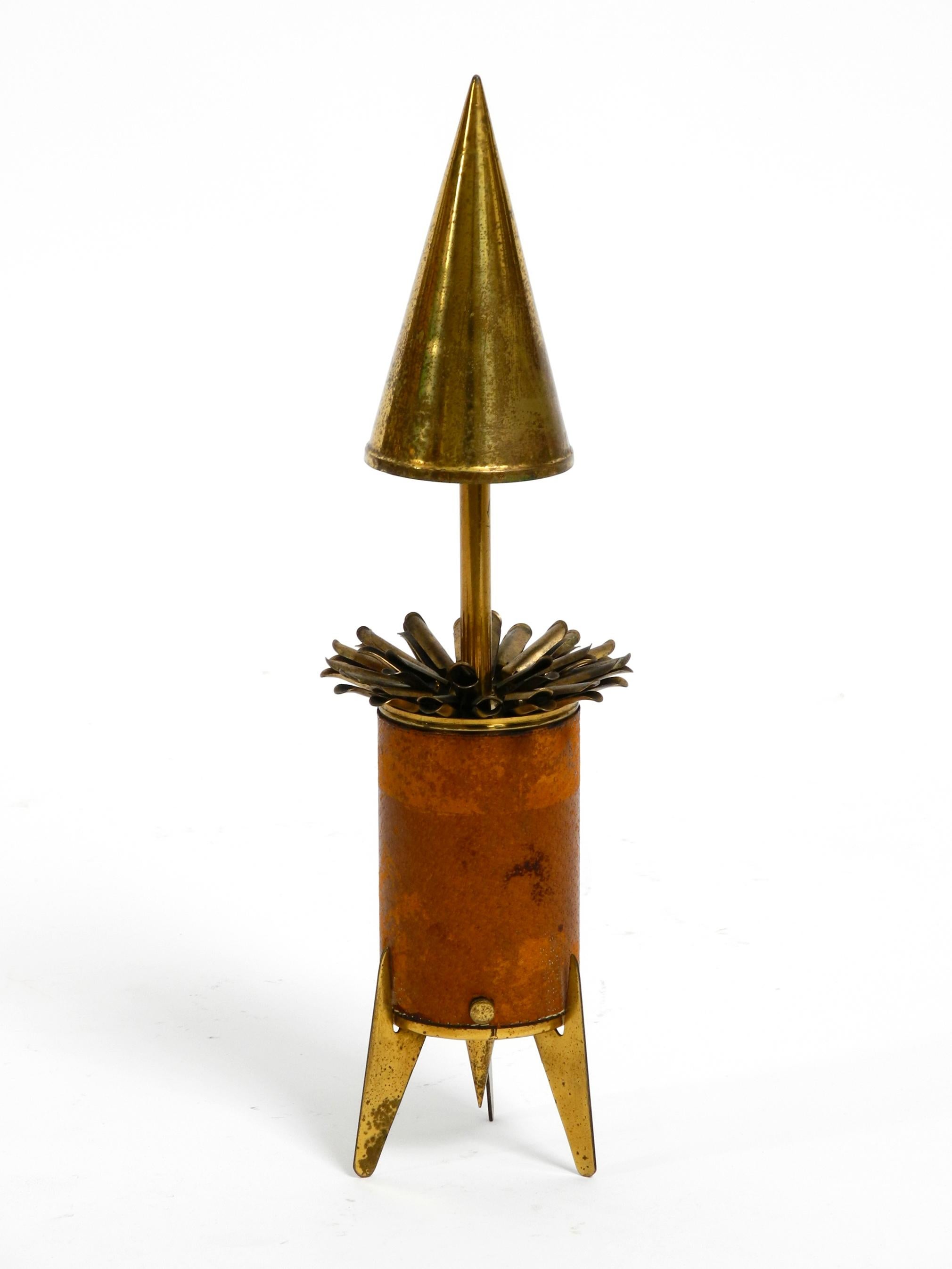Rare 1960s cigarette dispenser made of brass and leather.
Manufacturer is Brevettato. Made in Italy.
Great unusual piece in the shape of a rocket.
Even if you don't smoke it is a great decoration.
Completely made of brass, covered in the middle