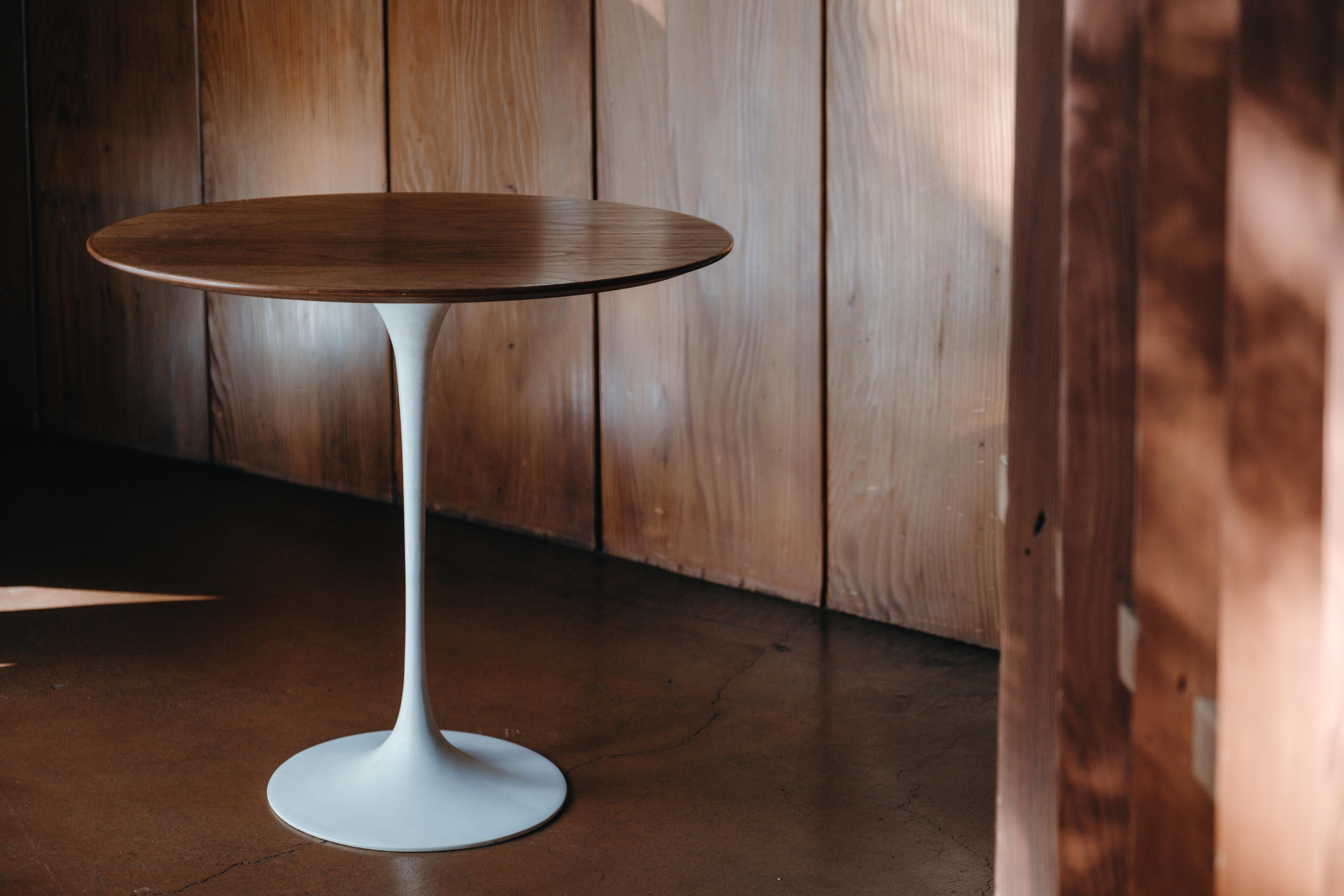 Rare 1960s Saarinen Oval Walnut Table with Early Knoll Label. Executed in beautifully grained walnut and enameled metal with original manufacturer's label affixed on the underside of the walnut table top. A clean and uniquely iconic design by one of