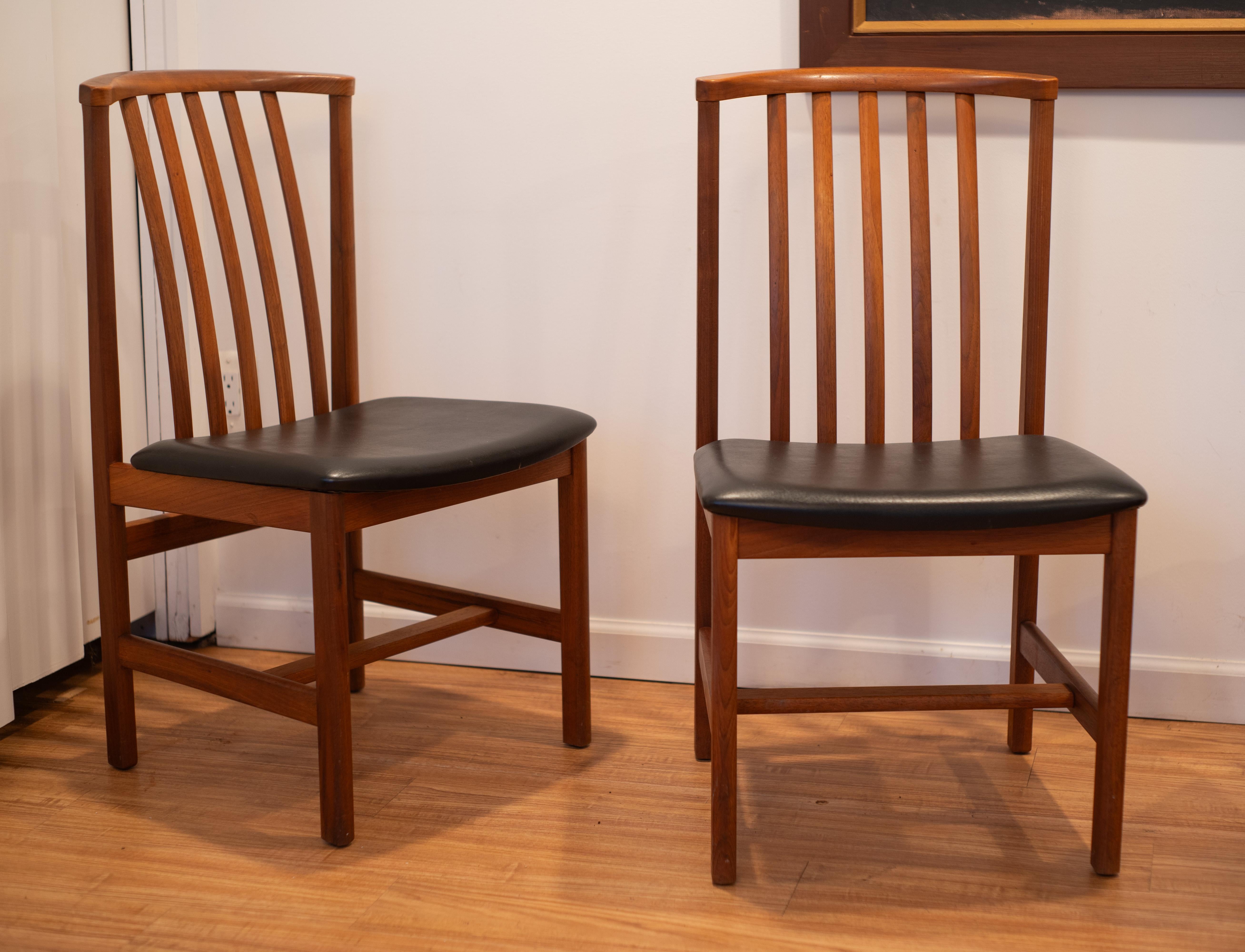 Mid-Century moderno Raro set di 6 sedie da pranzo DUX degli anni '60 con 2 bracci e 4 lati in noce e pelle nera in vendita