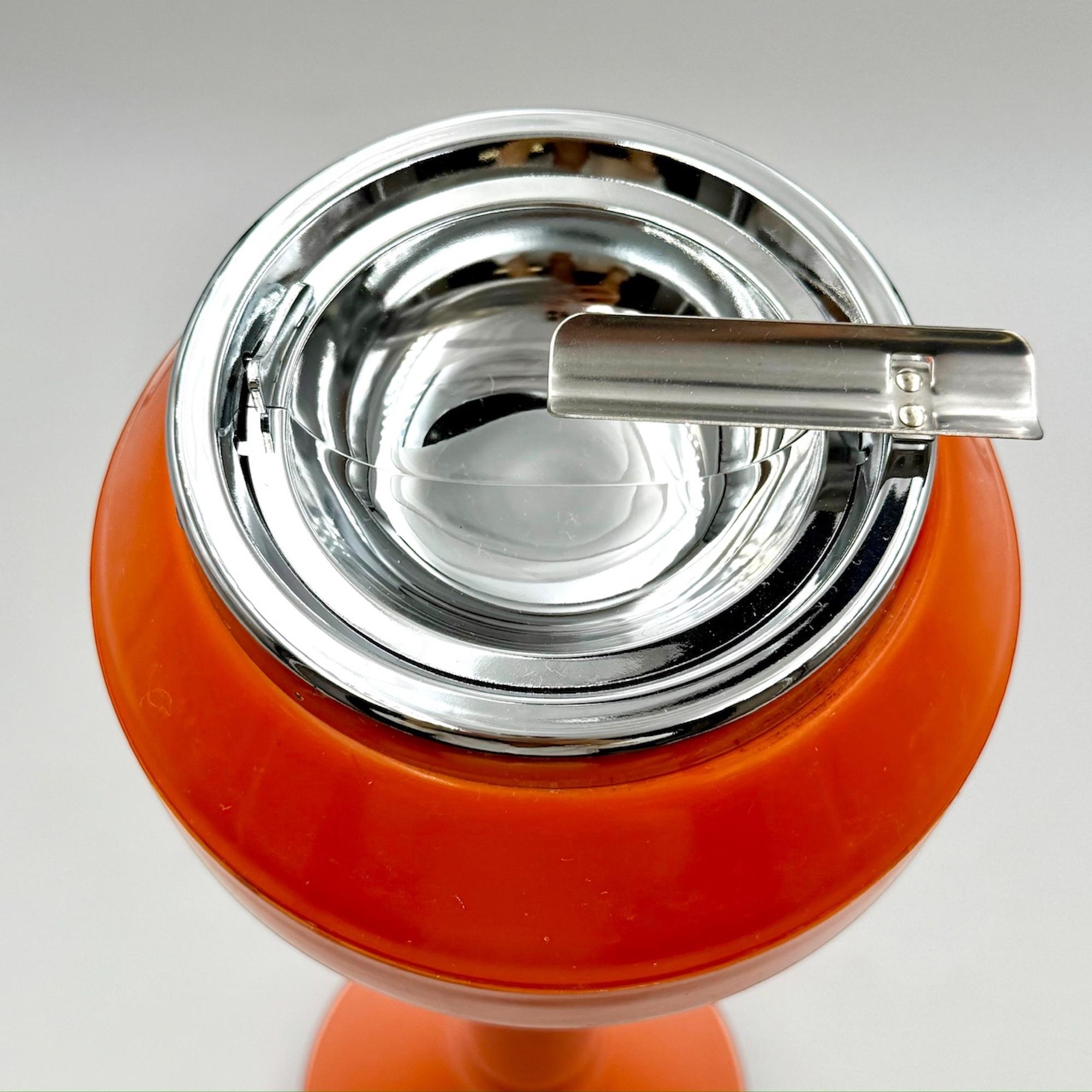 Rare cendrier de sol de l'ère spatiale des années 1960 en plastique orange et chrome en vente 3