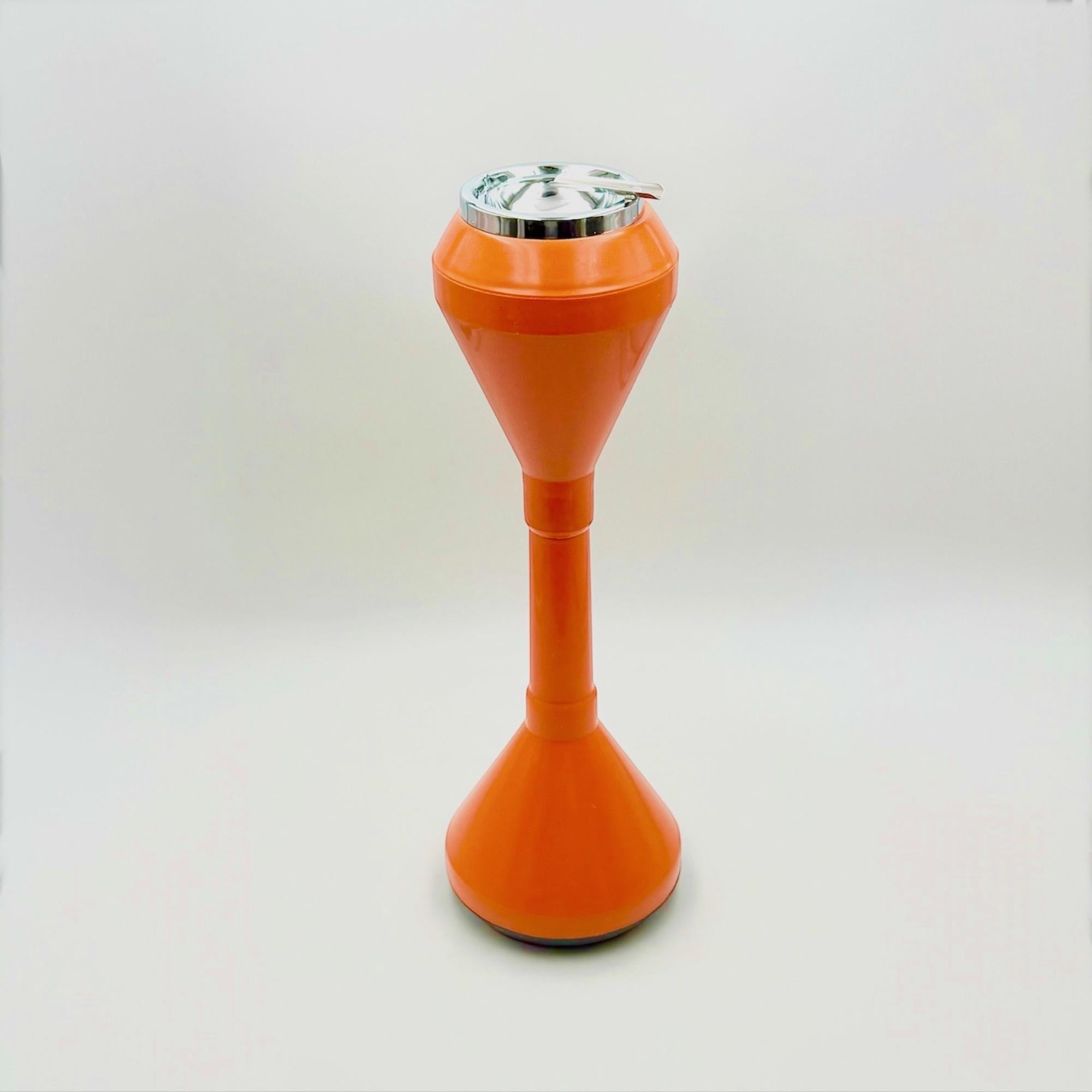 Ère spatiale Rare cendrier de sol de l'ère spatiale des années 1960 en plastique orange et chrome en vente