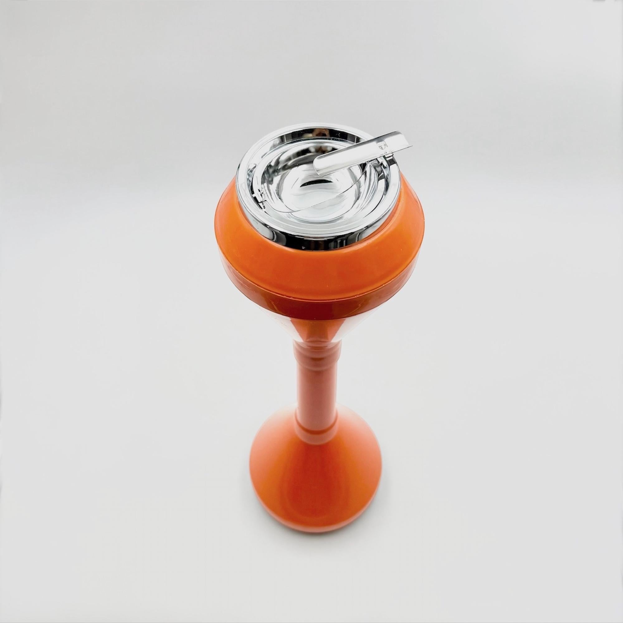 Italian Rare cendrier de sol de l'ère spatiale des années 1960 en plastique orange et chrome en vente