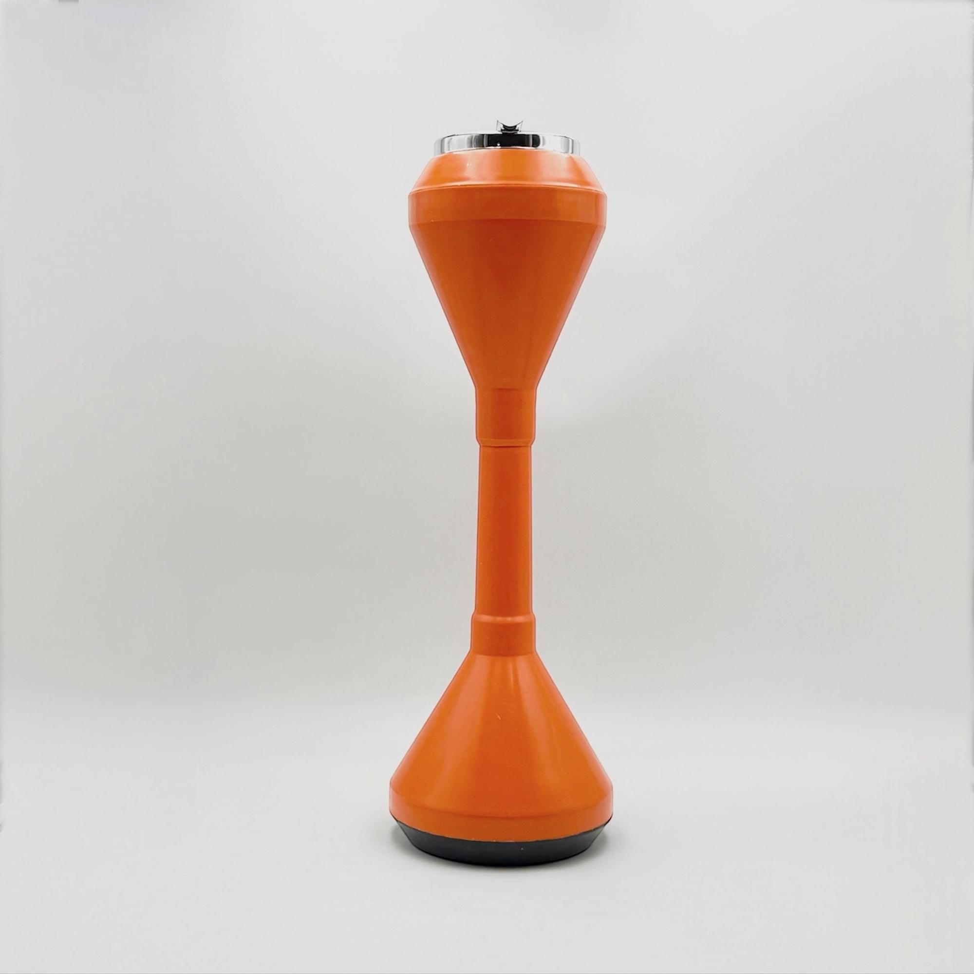 Rare cendrier de sol de l'ère spatiale des années 1960 en plastique orange et chrome Bon état - En vente à San Benedetto Del Tronto, IT