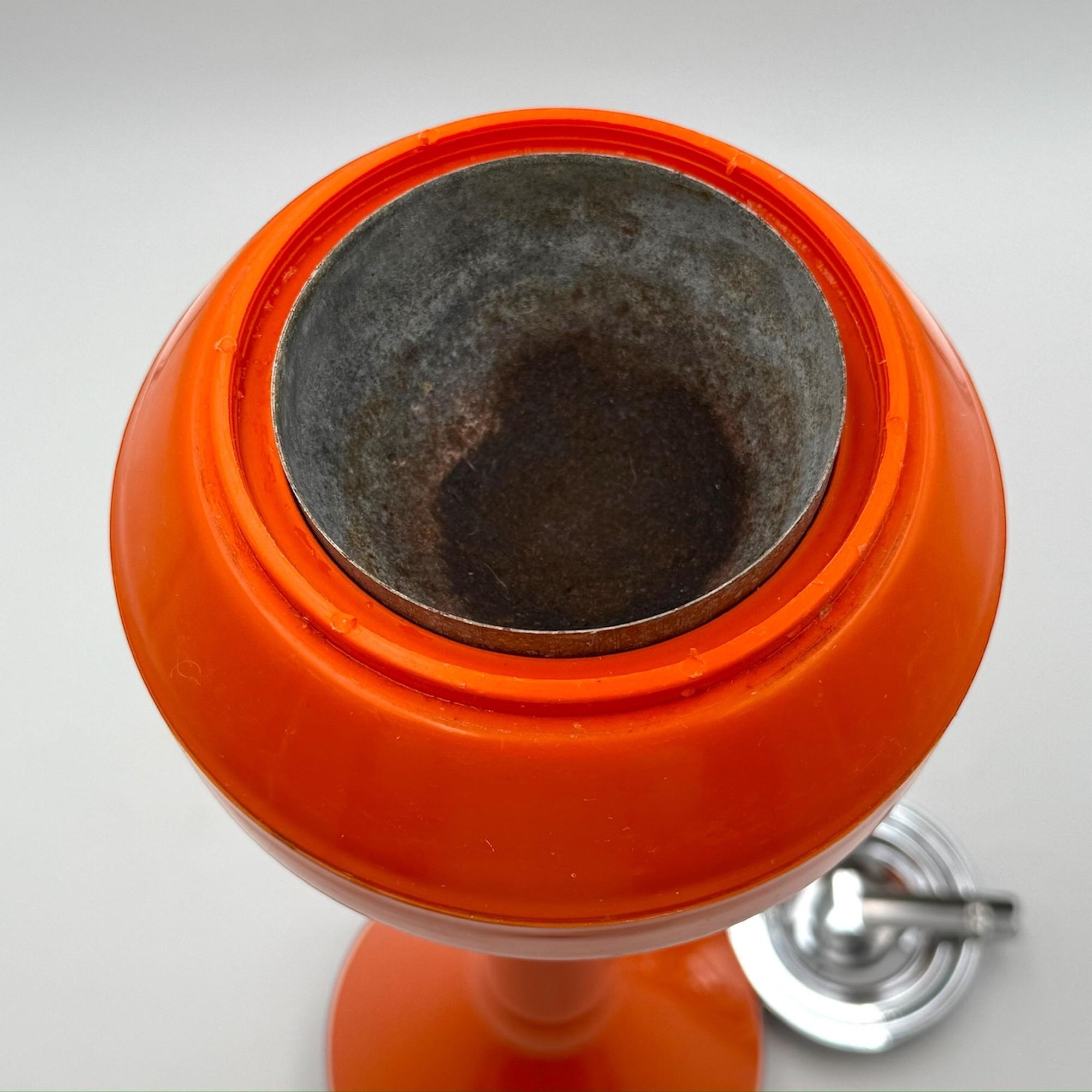 Métal Rare cendrier de sol de l'ère spatiale des années 1960 en plastique orange et chrome en vente