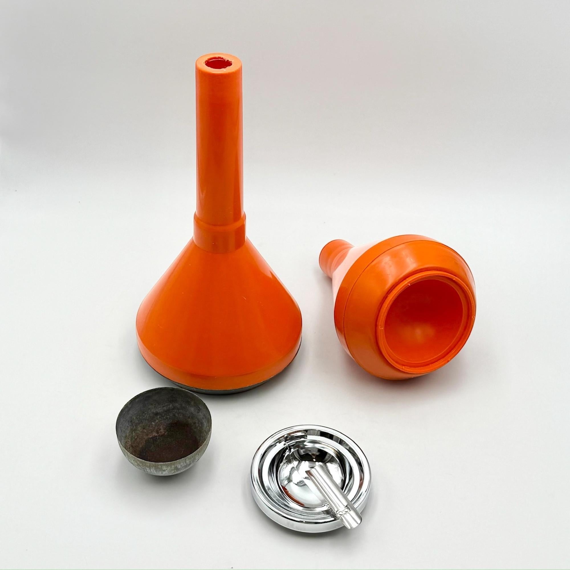 Rare cendrier de sol de l'ère spatiale des années 1960 en plastique orange et chrome en vente 1