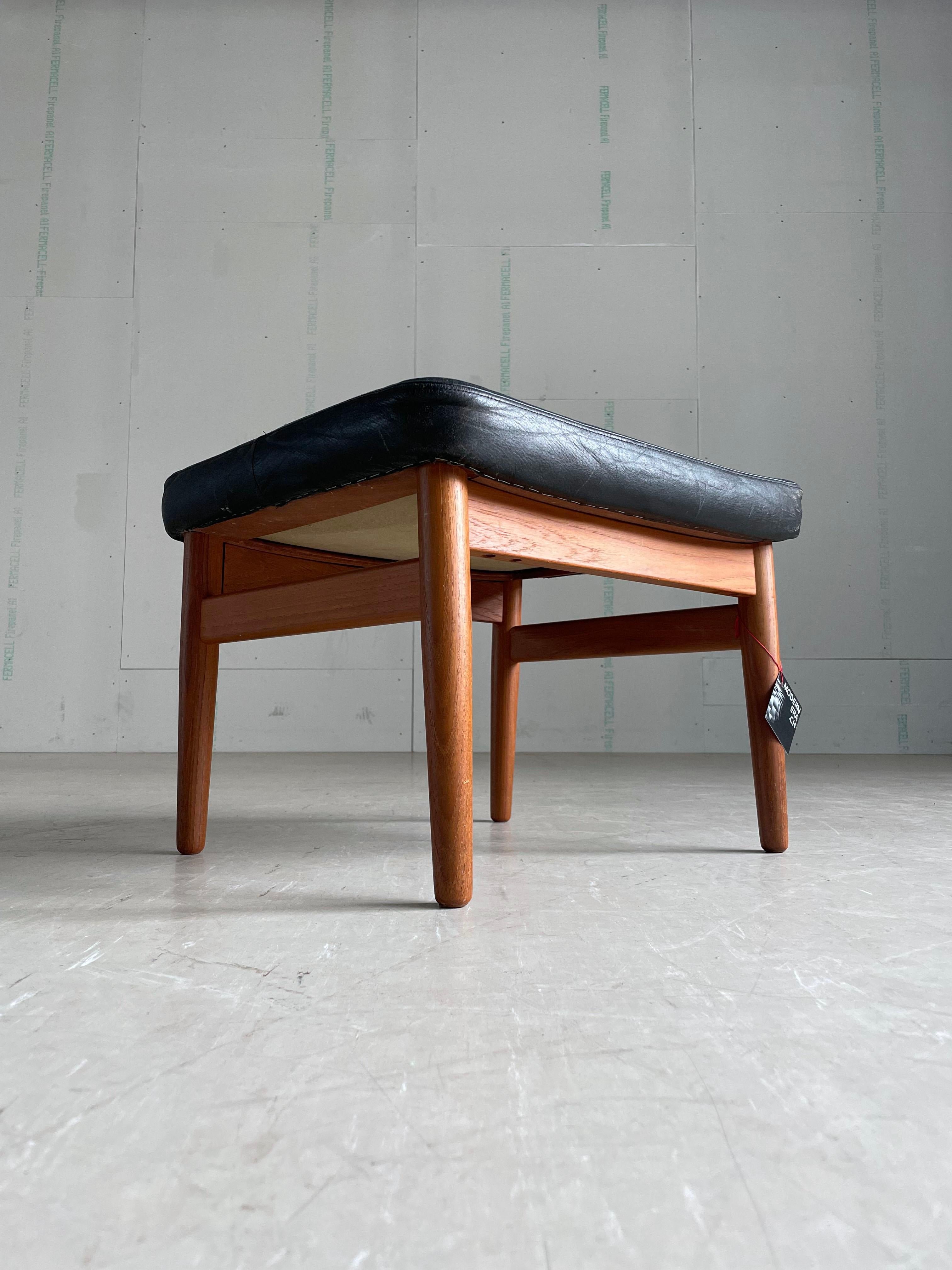 Raro pouf in teak degli anni '60 progettato dalla designer danese Grete Jalk per France & Søn, Danimarca. Struttura in teak massiccio con rivestimento in pelle nera.
Designer: Grete Jalk
Produttore: France & Søn, Møbelefabrik, Danimarca
Misure: