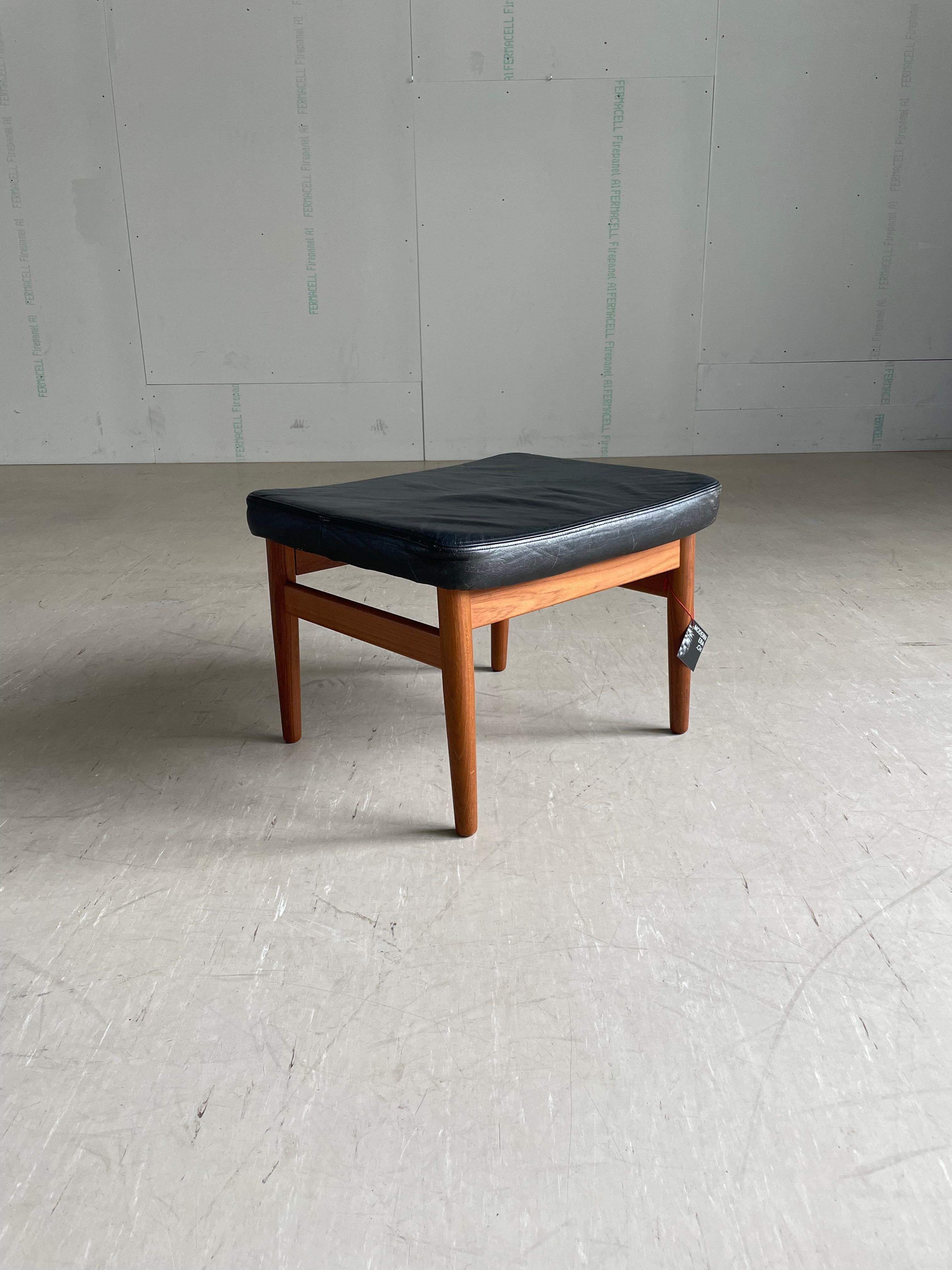 Pelle Raro pouf in teak degli anni '60 di Grete Jalk per France & Søn, Danimarca in vendita