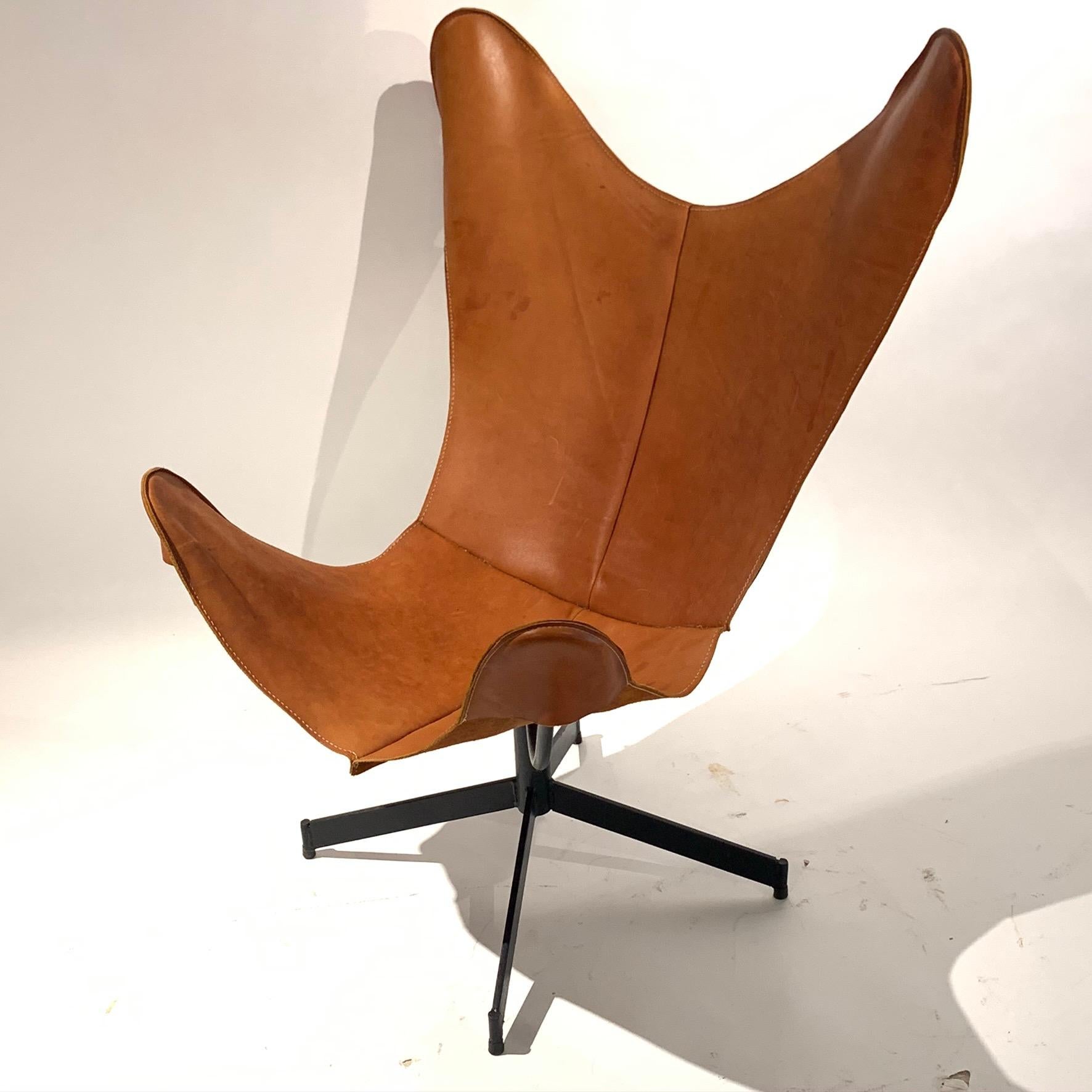 Rare 1960s wrought iron and heavy luggage tan leather hide sling chair designed by William Katavolous and made by Leathercraft. A great modern design that is very comfortable.