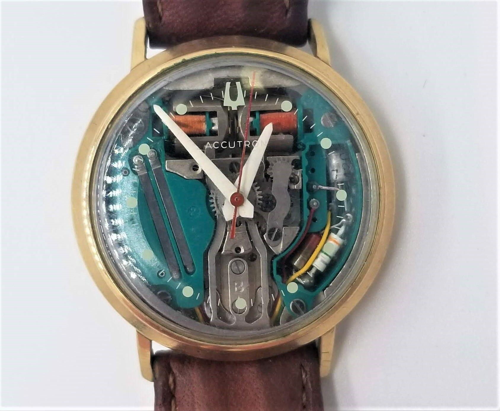 La montre-bracelet Accutron 214 Spaceview Openwork pour hommes de 1965 était un garde-temps révolutionnaire doté d'une technologie à diapason de pointe, qui a permis aux montres Bulova d'établir une nouvelle norme en matière de précision dans