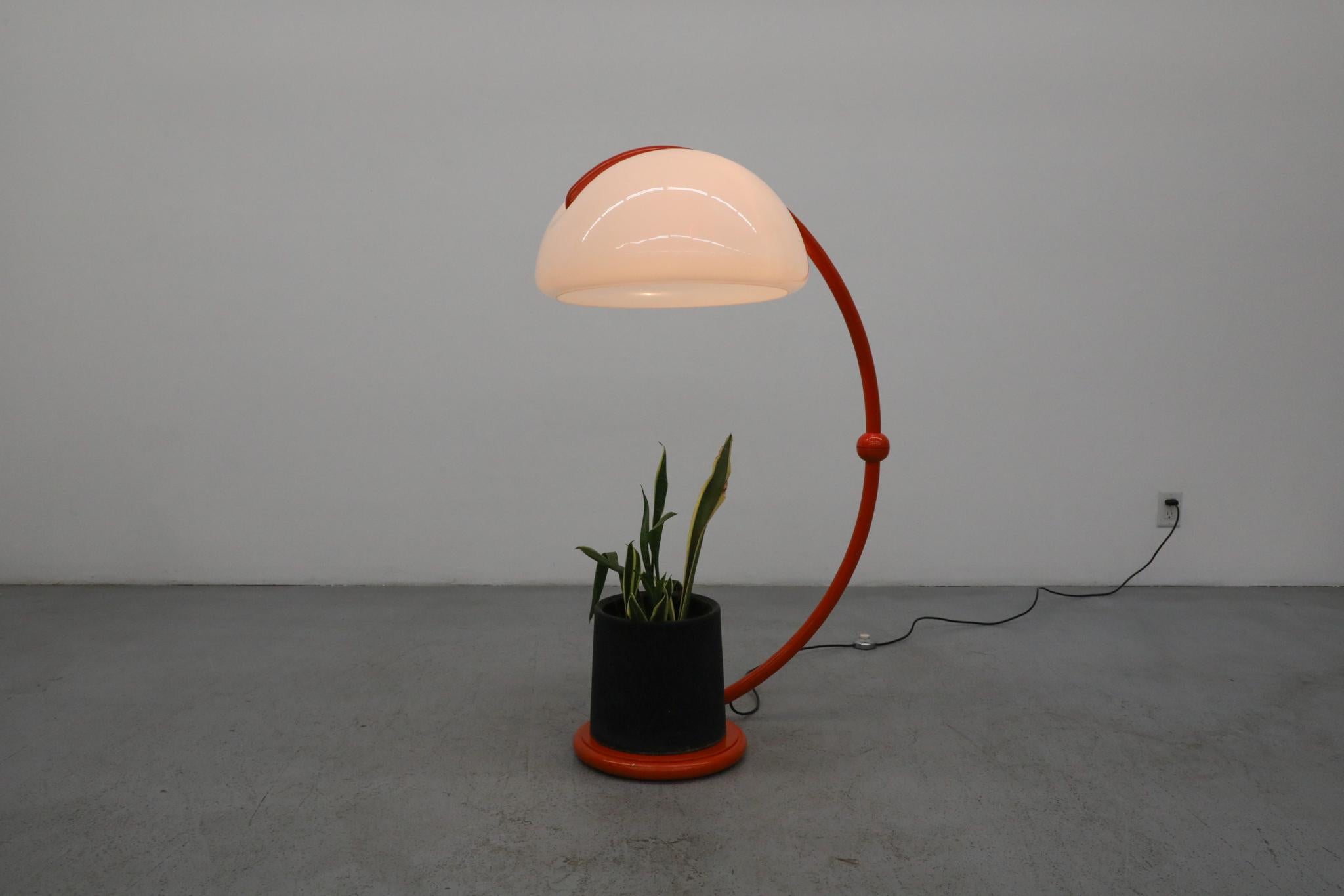Rara edición temprana de la icónica lámpara de pie Serpente, diseñada por Elio Martinelli para Martinelli Luce en 1965. Esta versión presenta su acabado original en esmalte naranja de alto brillo, un escultural brazo de acero esmaltado y un difusor