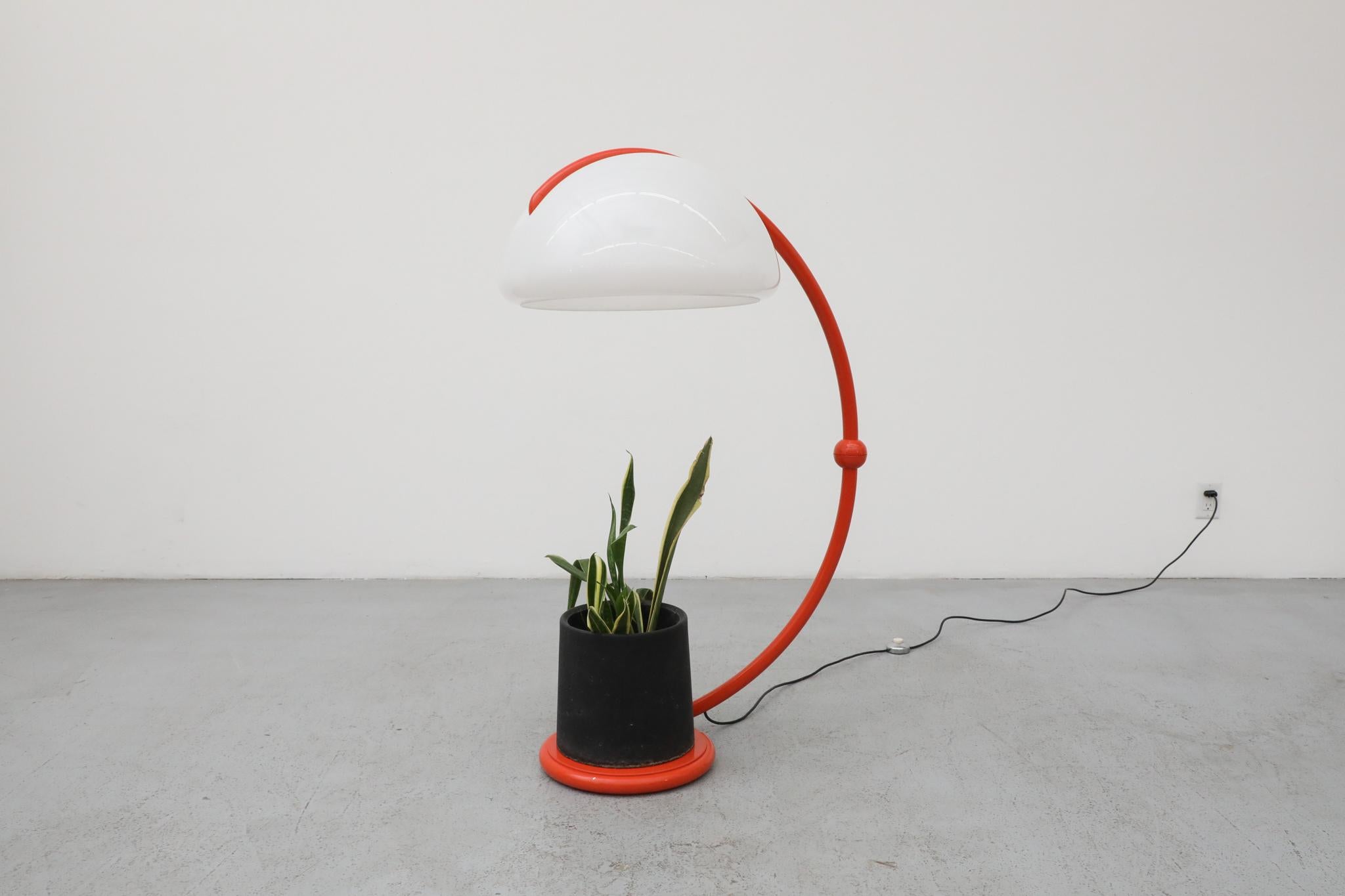 Rara lámpara de pie Serpente naranja de 1965 de Elio Martinelli para Martinelli Luce Era espacial en venta