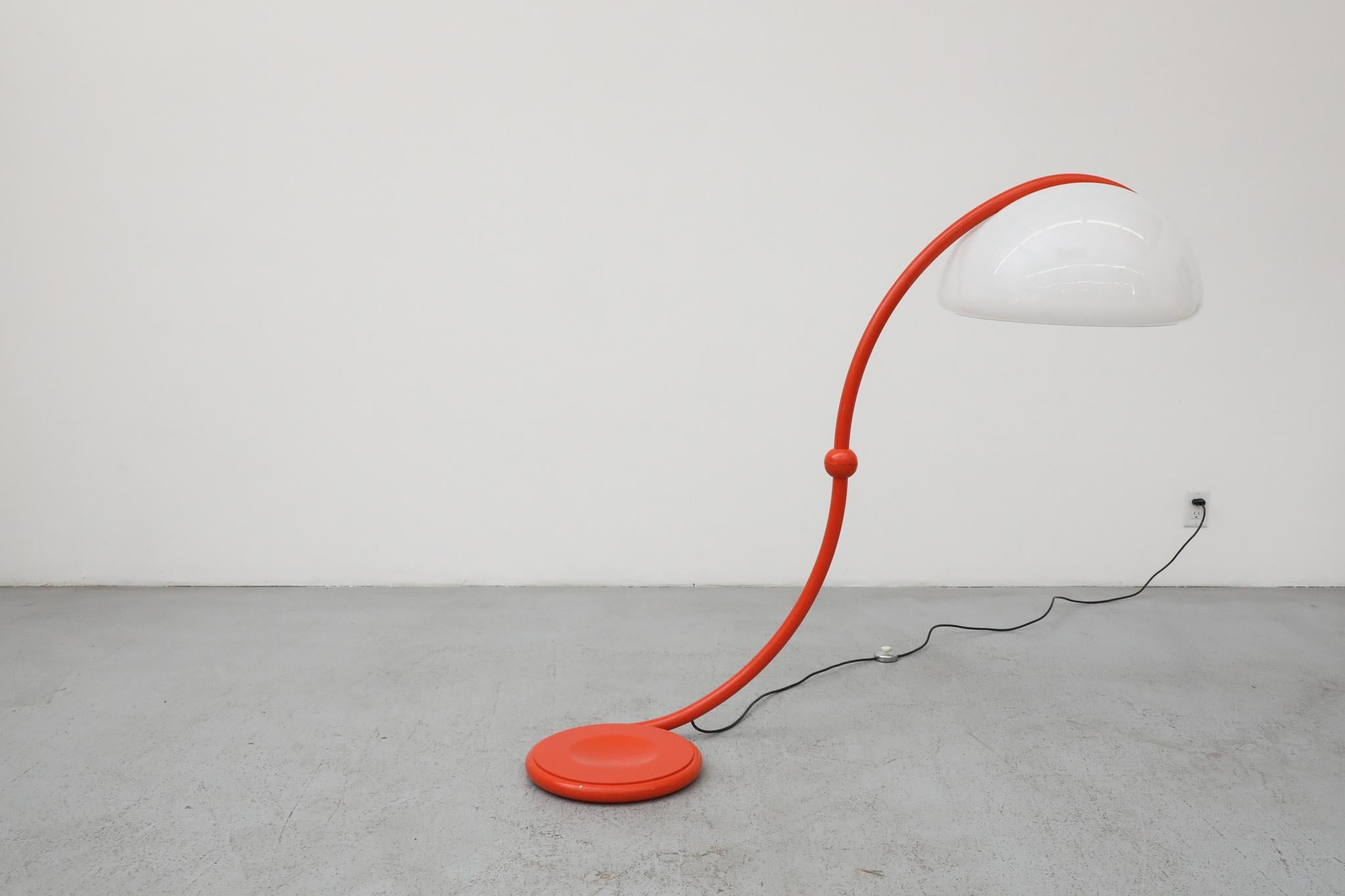 Rara lámpara de pie Serpente naranja de 1965 de Elio Martinelli para Martinelli Luce Italiano en venta
