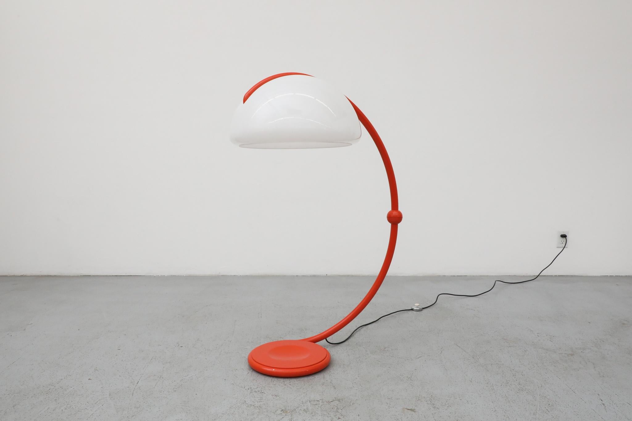 Rara lámpara de pie Serpente naranja de 1965 de Elio Martinelli para Martinelli Luce Esmaltado en venta