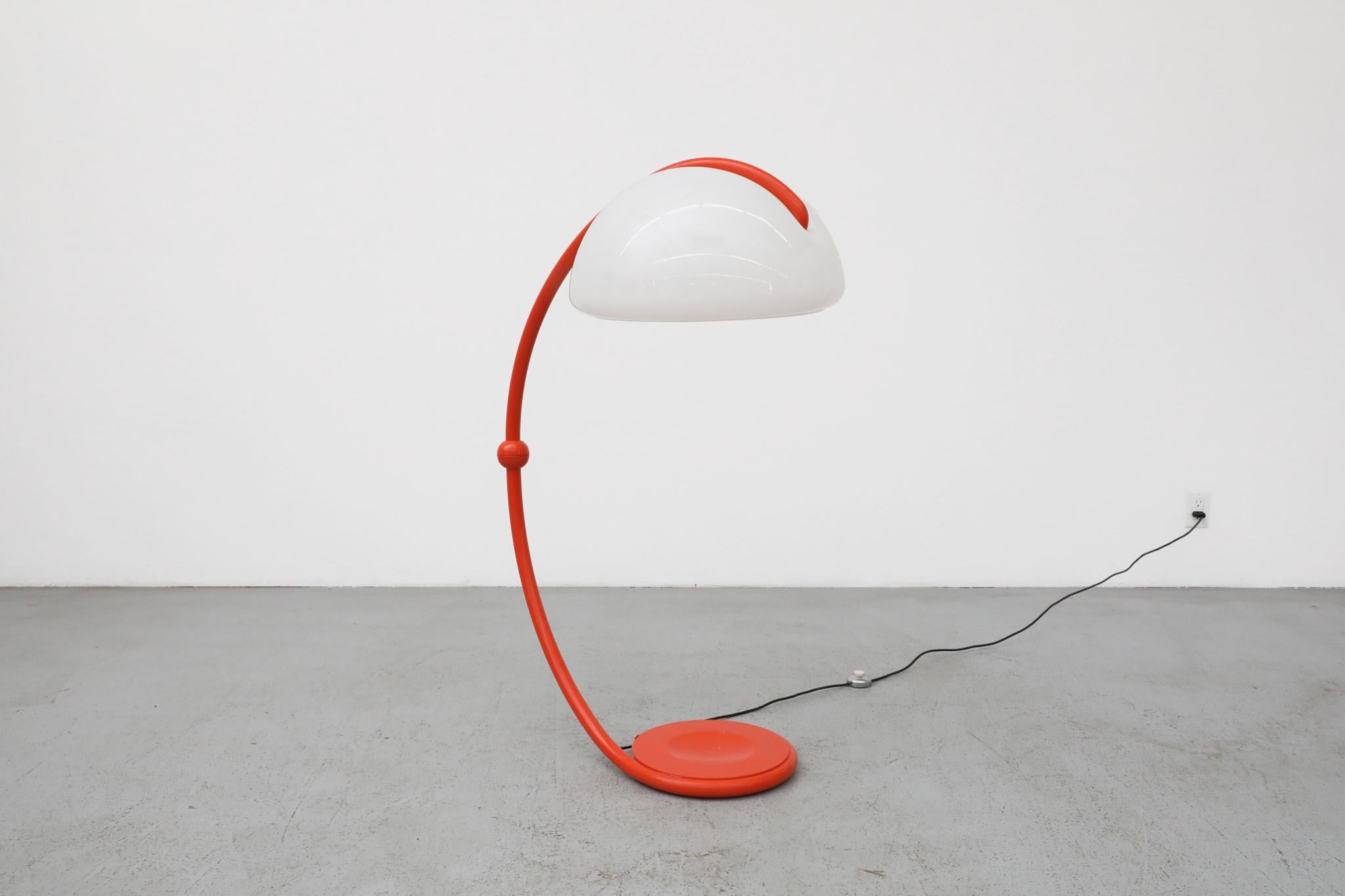 Rara lámpara de pie Serpente naranja de 1965 de Elio Martinelli para Martinelli Luce mediados del siglo XX en venta