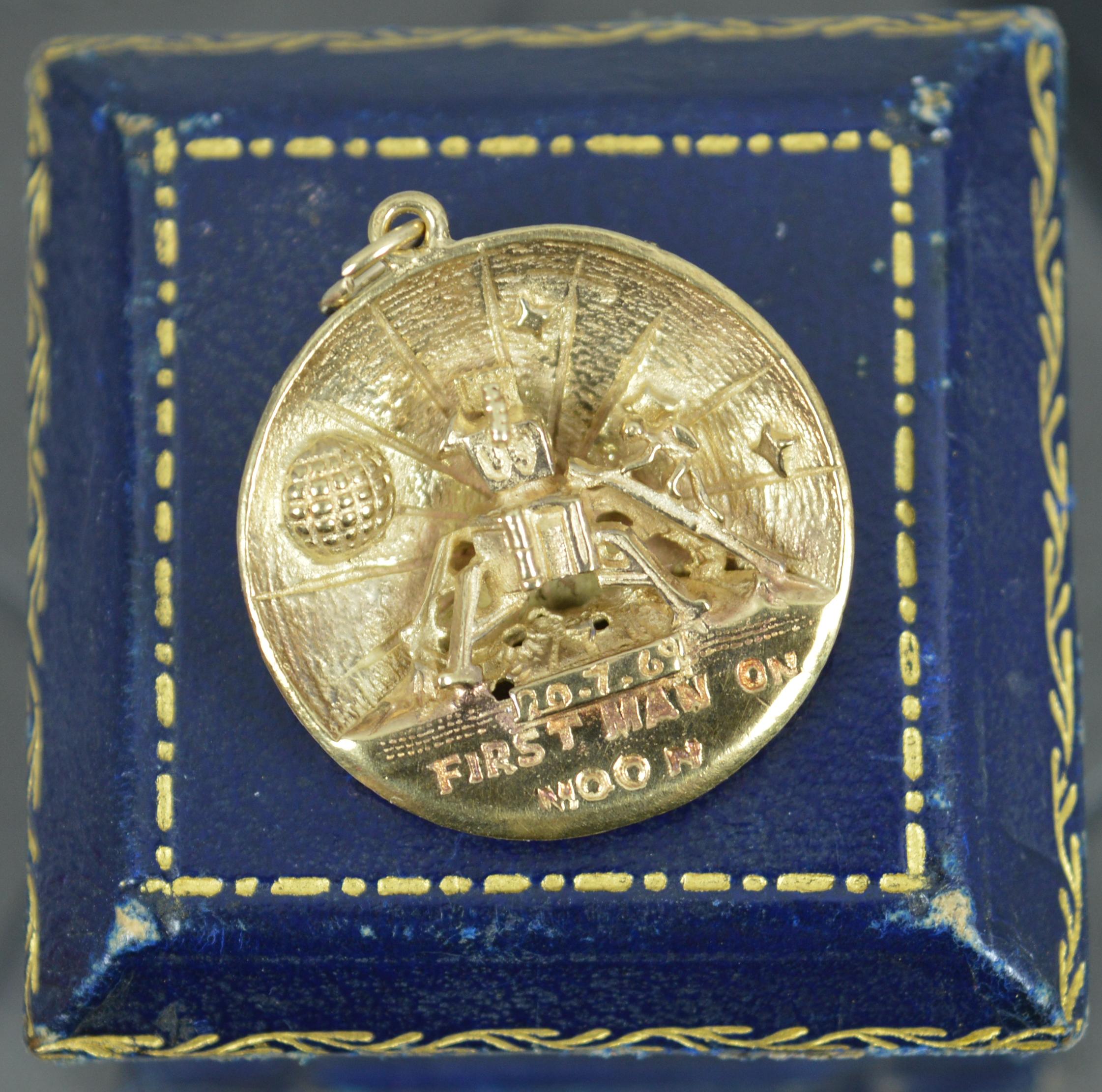 Seltener 1969 1st Man on the Moon Anhänger aus massivem 9 Karat Gold mit Mondmotiv im Angebot 4
