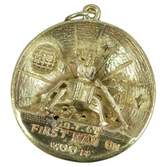 Rare pendentif « 1st Man on the Moon » 1969 en or massif 9 carats