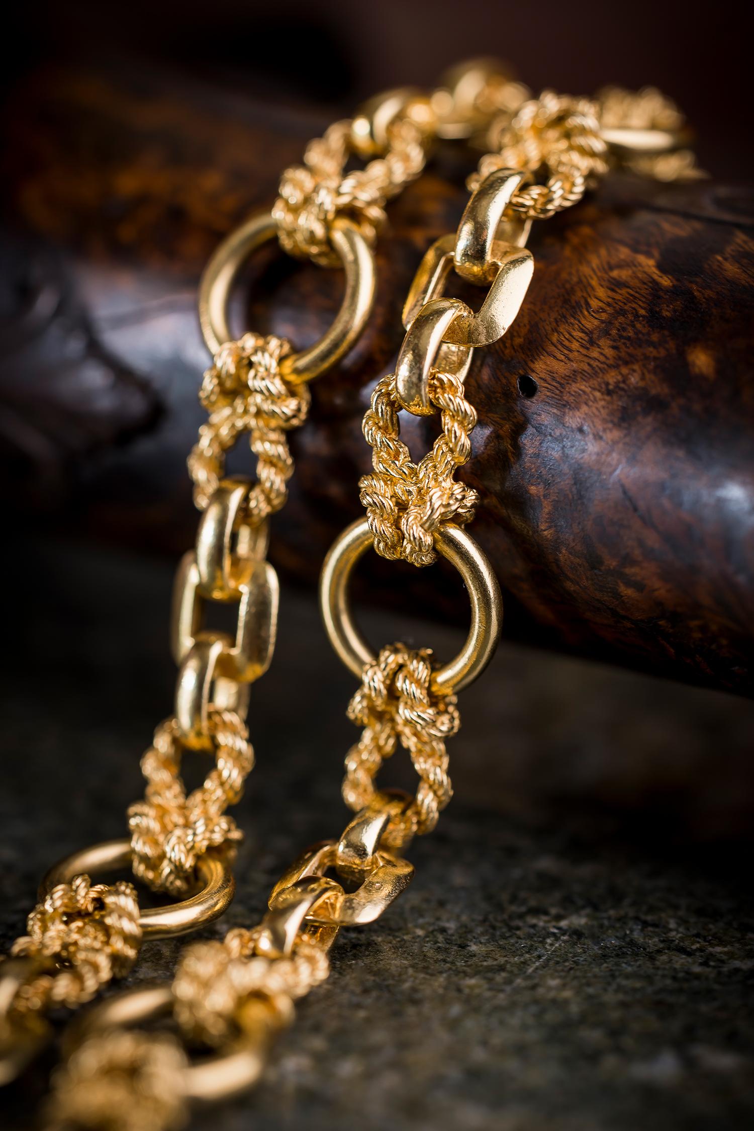 So very fab! 

Rare 18K Yellow Gold Nautical Rope Link necklace and bracelet set by Hermès

An 18 karat yellow gold necklace and bracelet set with rope-like links, a loop of twisted gold wire, the iconic Hermès knot motif, alternated with round