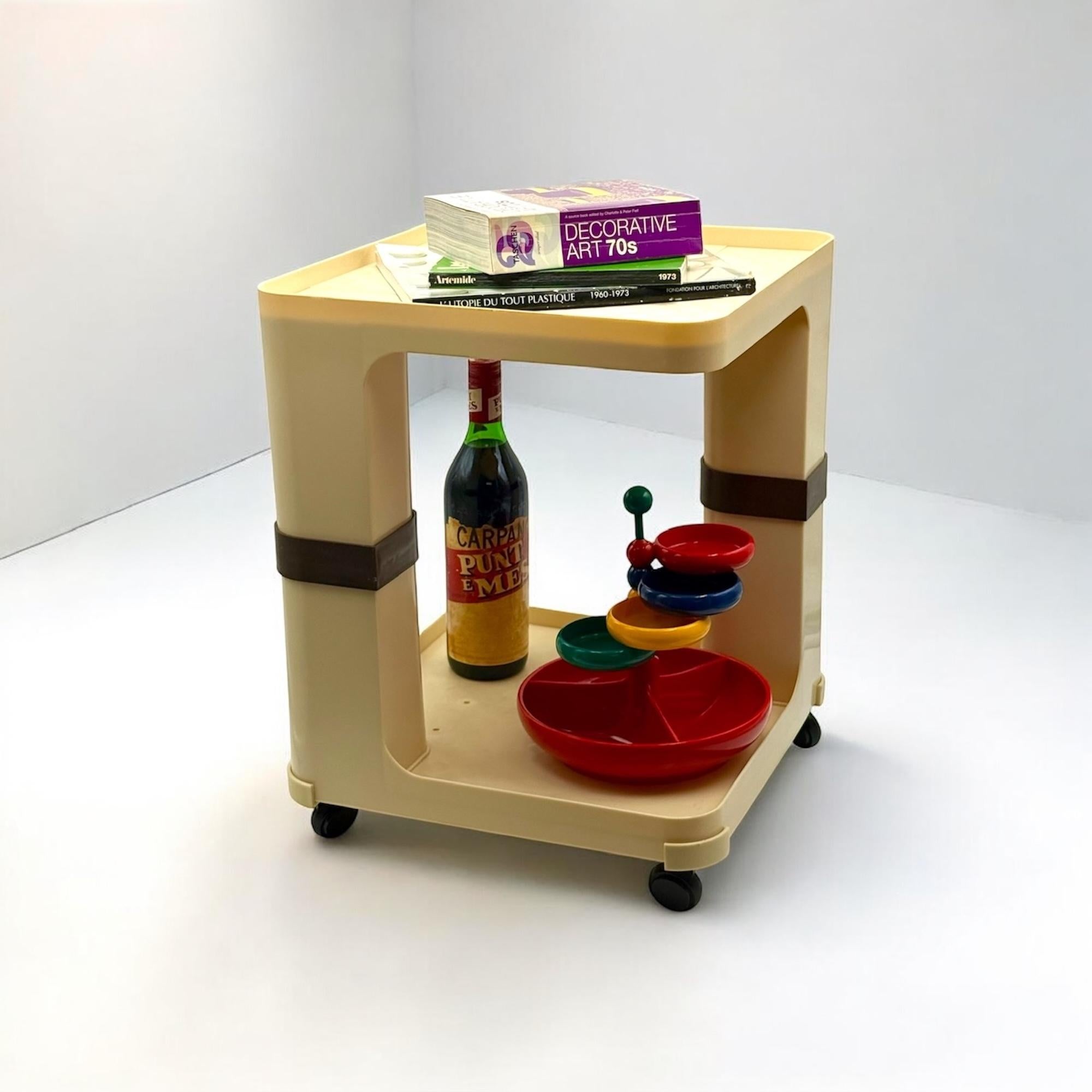 Step into the groovy elegance of the 1970s with this rare vintage bar cart by Flair Holland, a standout piece of European Space Age design.

Crafted from thermoformed beige ABS plastic with rich brown accents, this retro serving trolley is both