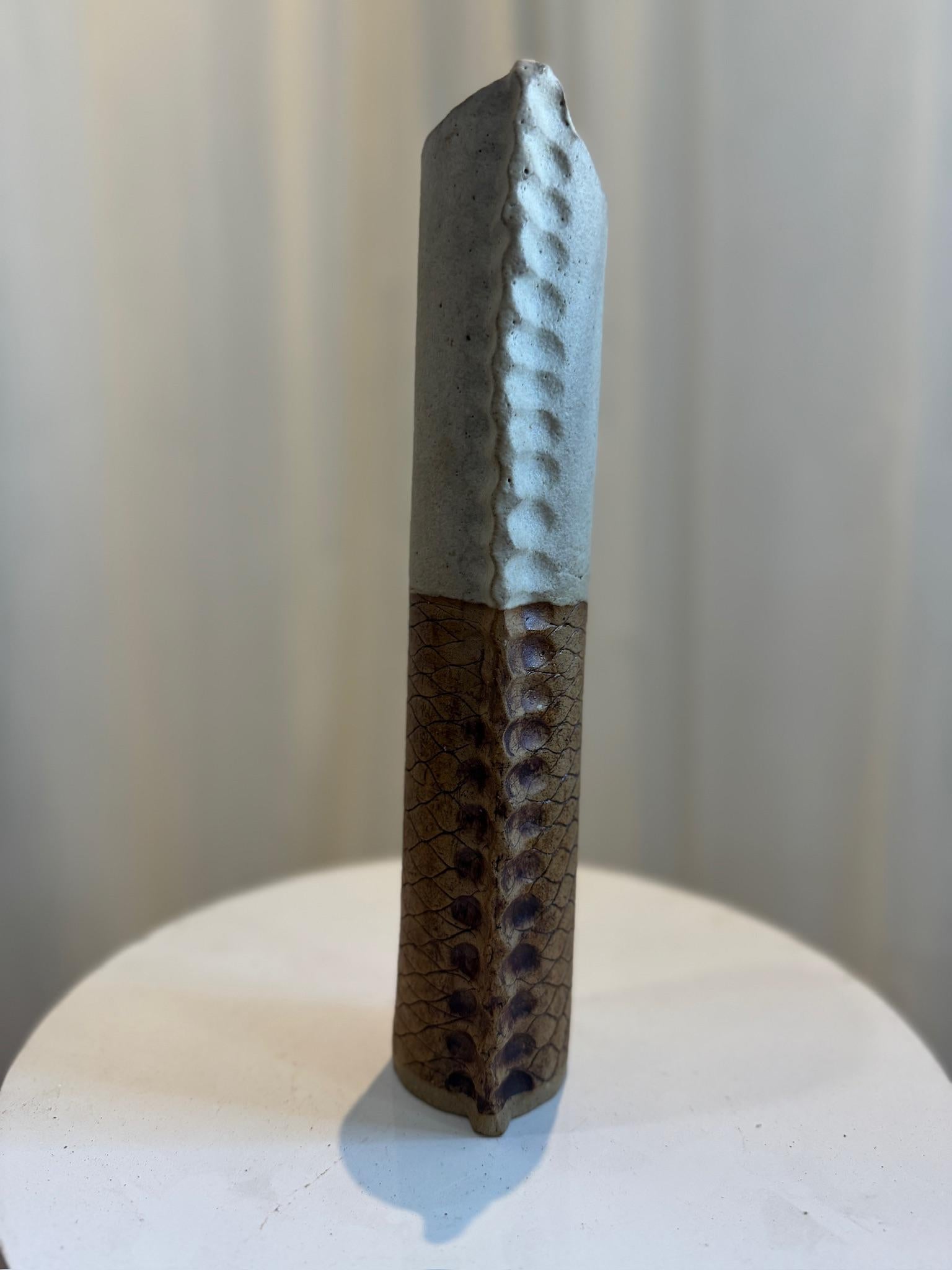 Un vaso di Studio Pottery, raro e di grande impatto visivo, realizzato negli anni '70 circa durante il periodo di coinvolgimento di Peter Hayes nel Regno del Lesotho, in Sudafrica. Questo pezzo di studio Pottery fatto a mano è una testimonianza