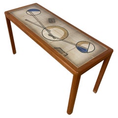Raro tavolo da console danese in teak degli anni '70 con inserto di piastrelle astratte unico nel suo genere