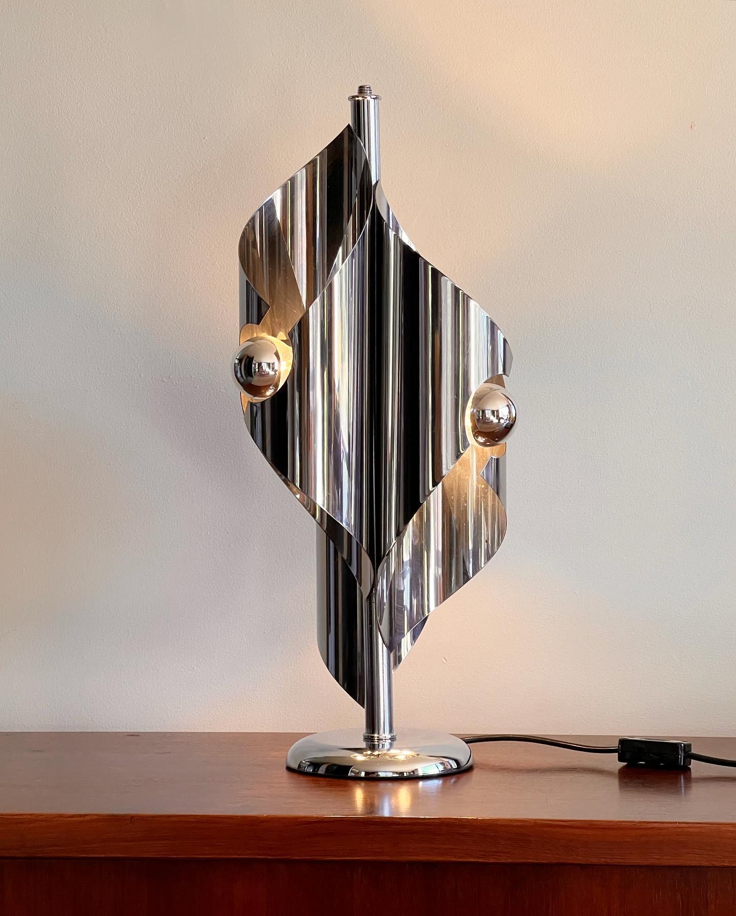 Ère spatiale Lampe chromée pliée rare des années 1970 en vente