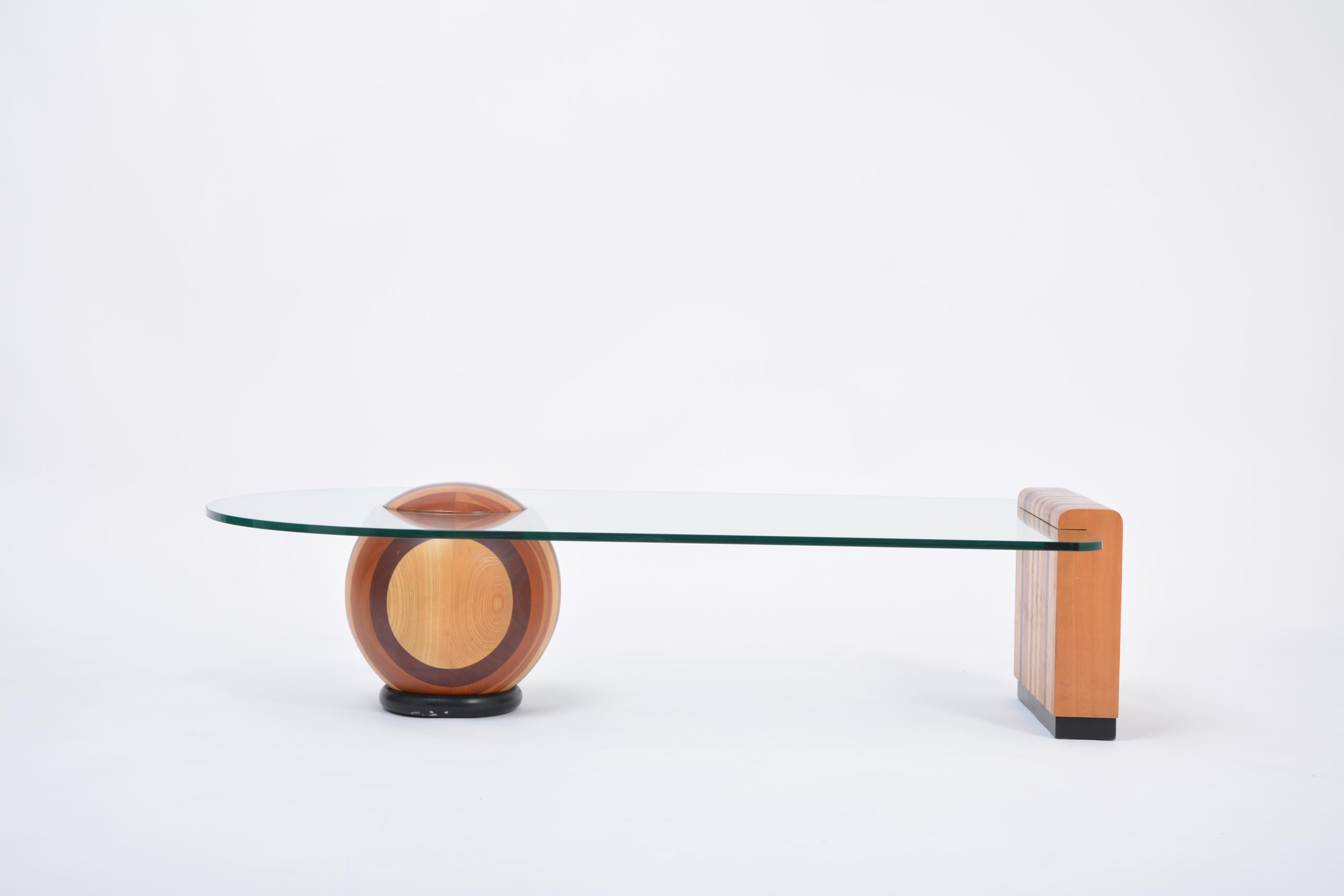 Seltener Couchtisch von Massimo und Lella Vignelli, hergestellt von Casigliani in den 1970er Jahren in Italien. Der Tisch besteht aus drei Teilen: einer Schale und einem Sockel aus verschiedenen Holzscheiben verschiedener Arten und der Glasplatte.