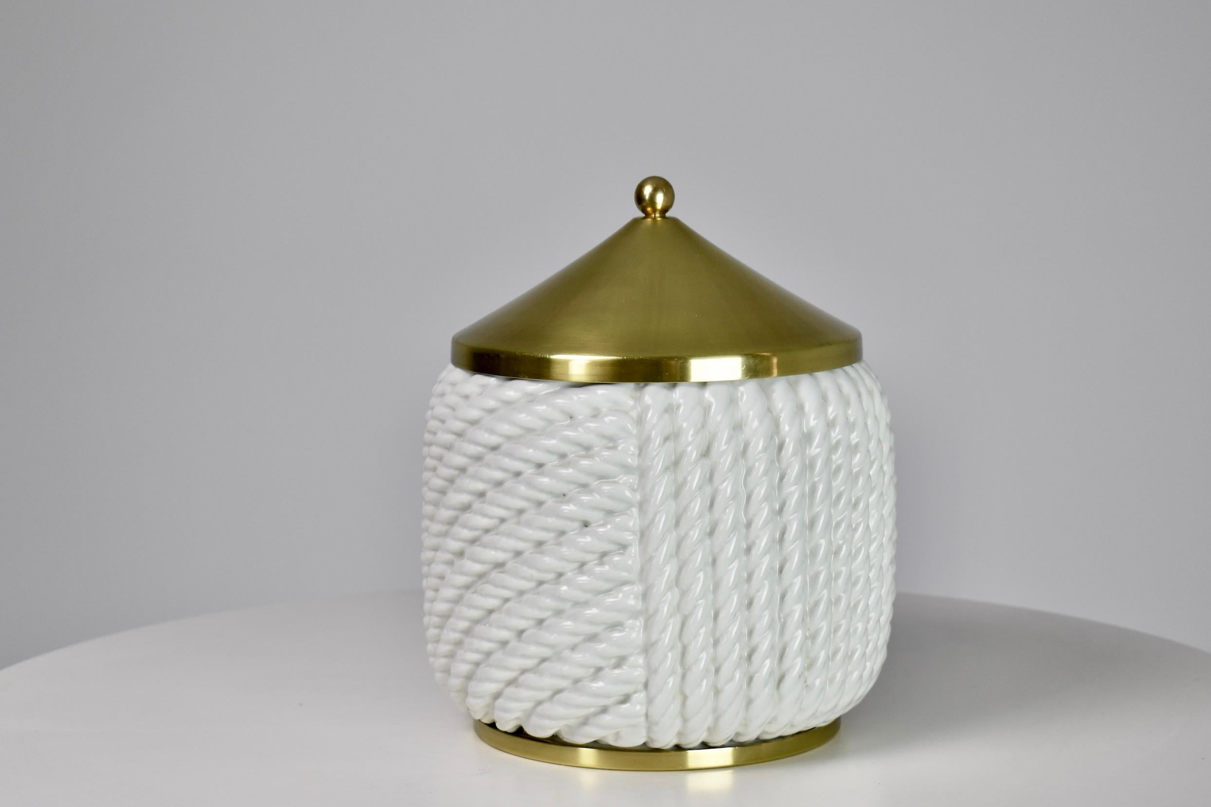 Rare 1970's Italian ice bucket by Tommaso Barbi composed of a white braided textured ceramic shell and solid gold polished brass lid and rim. 
Italy. Circa 1970's
Rare edition 

-----

We are an exhibition space and an online destination