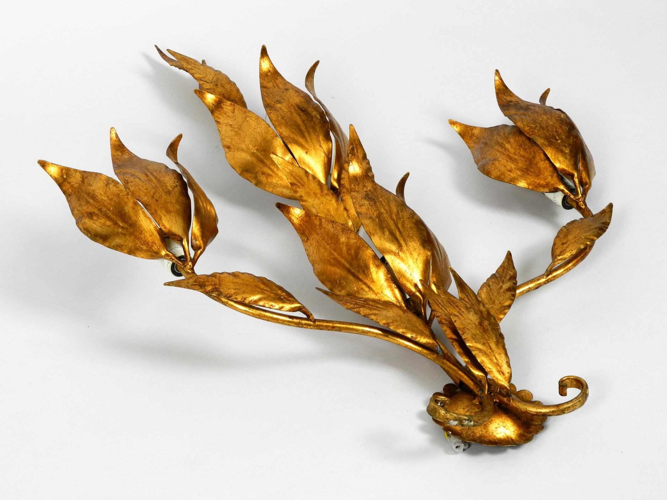 Rare 1970s large Florentine wall lamp with 4 sockets.
Beautiful design with lots of details. Most likely from an Italian production.
Many large leaves with curved stems. Very high quality workmanship.
Entire lamp is made of heavy gold-plated