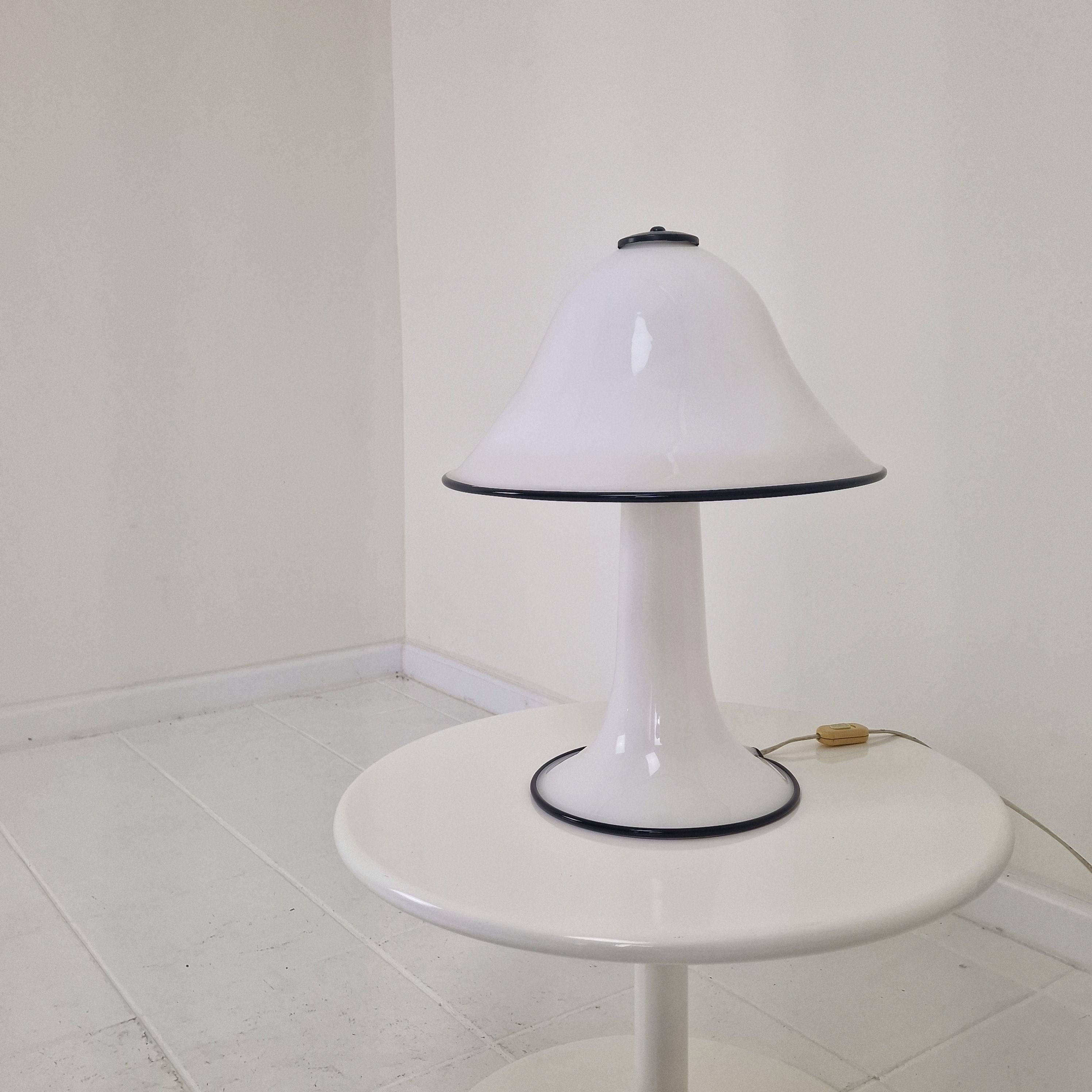 Añade un toque de icónico diseño italiano a tu interior con esta rara lámpara seta de Murano de la década de 1970. 
Soplada a mano por expertos en la isla de Murano, esta pieza encarna la elegancia atemporal y la sofisticación