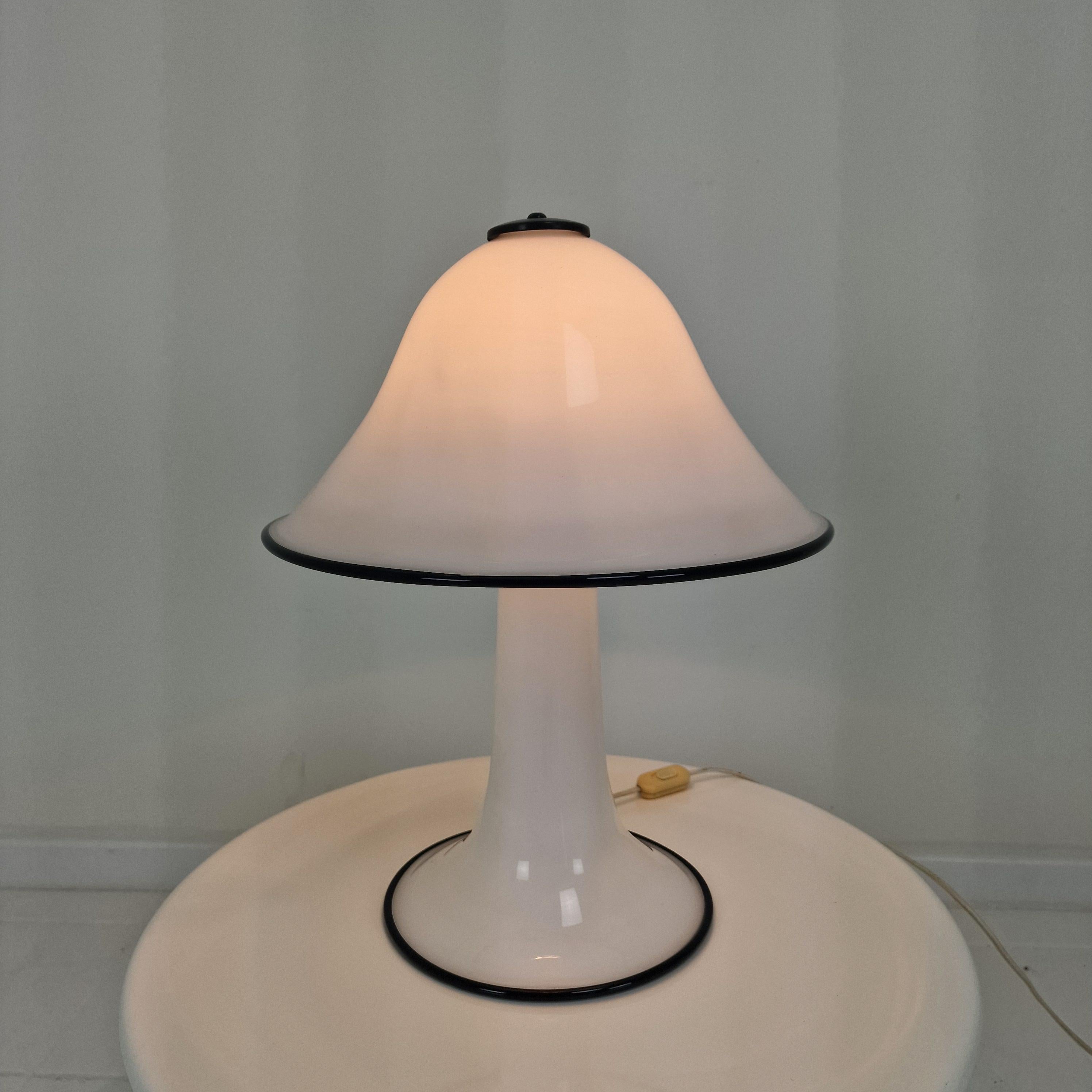 Rara lámpara seta de Murano de los años 70 - Vidrio soplado a mano con luz blanca difusa Hecho a mano en venta